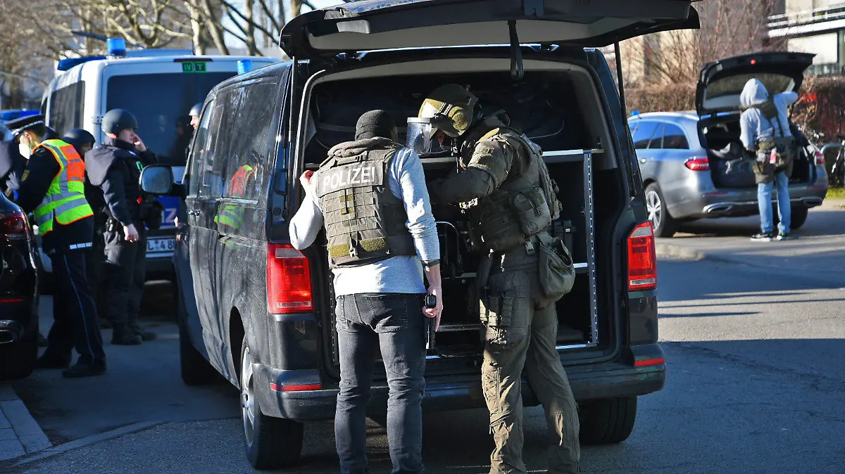 24.01.2022, Baden-Württemberg, Heidelberg: Mitglied des SEK stehen am Gelände der Heidelberger Universität an einem Fahrzeug. Auf dem Campus hat es nach Informationen der Deutschen Presse-Agentur einen Amoklauf gegeben. Ein Einzeltäter habe am Montagmittag mit einer Langwaffe mehrere Menschen in einem Hörsaal verletzt, teilte die Polizei mit. Der Täter sei inzwischen tot. Foto: R.Priebe//Pr-Video/dpa +++ dpa-Bildfunk +++