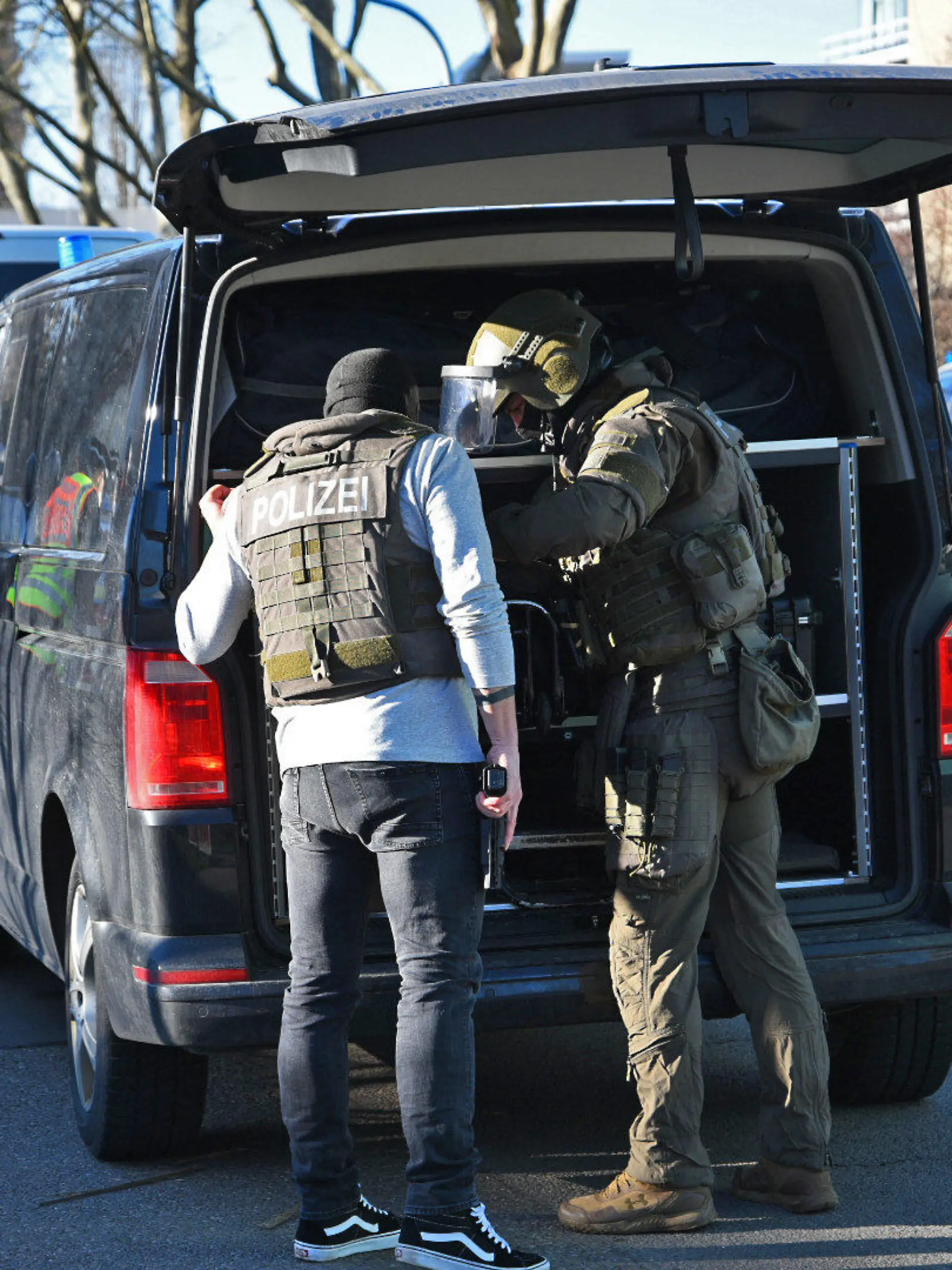 24.01.2022, Baden-Württemberg, Heidelberg: Mitglied des SEK stehen am Gelände der Heidelberger Universität an einem Fahrzeug. Auf dem Campus hat es nach Informationen der Deutschen Presse-Agentur einen Amoklauf gegeben. Ein Einzeltäter habe am Montagmittag mit einer Langwaffe mehrere Menschen in einem Hörsaal verletzt, teilte die Polizei mit. Der Täter sei inzwischen tot. Foto: R.Priebe//Pr-Video/dpa +++ dpa-Bildfunk +++