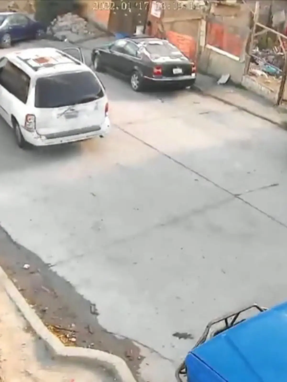 Bild zu: "Auto mit drei Kindern rollt in Kanal"