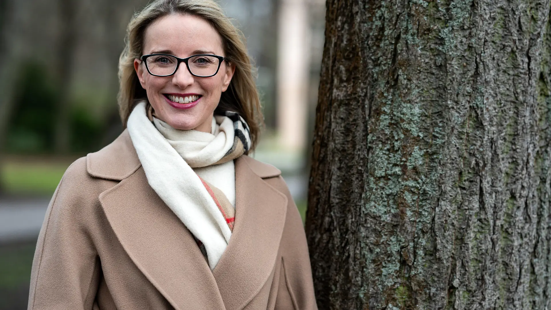 PRODUKTION - 05.01.2022, Berlin: Alena Buyx, Vorsitzende des Deutschen Ethikrats, steht in einem Park in Berlin. Die Professorin für Medizinethik ist seit 2016 Mitglied des Deutschen Ethikrats, seit 2020 ist sie Vorsitzende des Gremiums. Nach zwei Jahren Corona blickt sie überraschend optimistisch auf die Lehren der Pandemie. (zu dpa Interview mit Alena Buyx) Foto: Bernd von Jutrczenka/dpa +++ dpa-Bildfunk +++