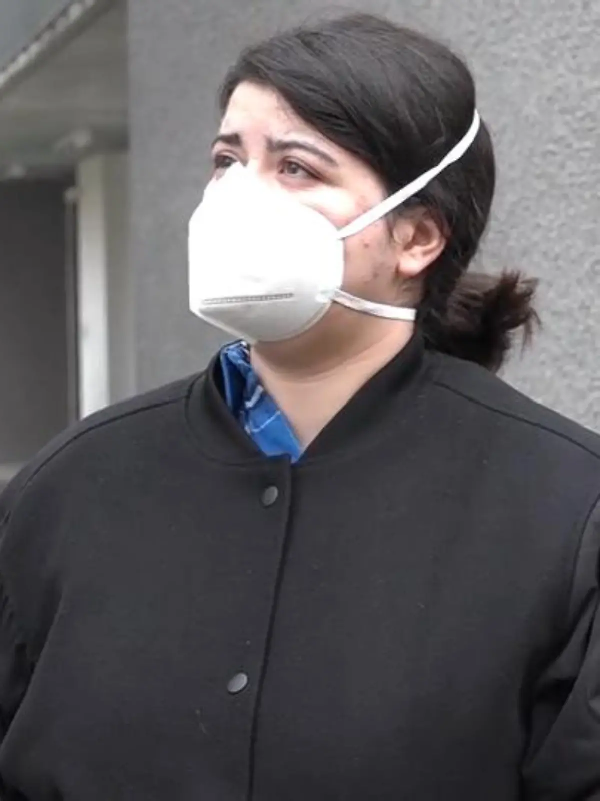 Das Entsetzen ist spürbar bei den Menschen, die am Dienstag vor der Heidelberger Uni Kerzen anzünden und Blumen niederlegen. Ein 18-Jähriger hatte am Montag in einem Hörsaal um sich geschossen und eine 23-jährige Studentin getötet. "So etwas habe ich in Heidelberg nicht erwartet. Wir haben uns alle ziemlich sicher gefühlt, auch auf dem Campus", sagt eine Studentin, die um ihre Kommilitonin trauert.