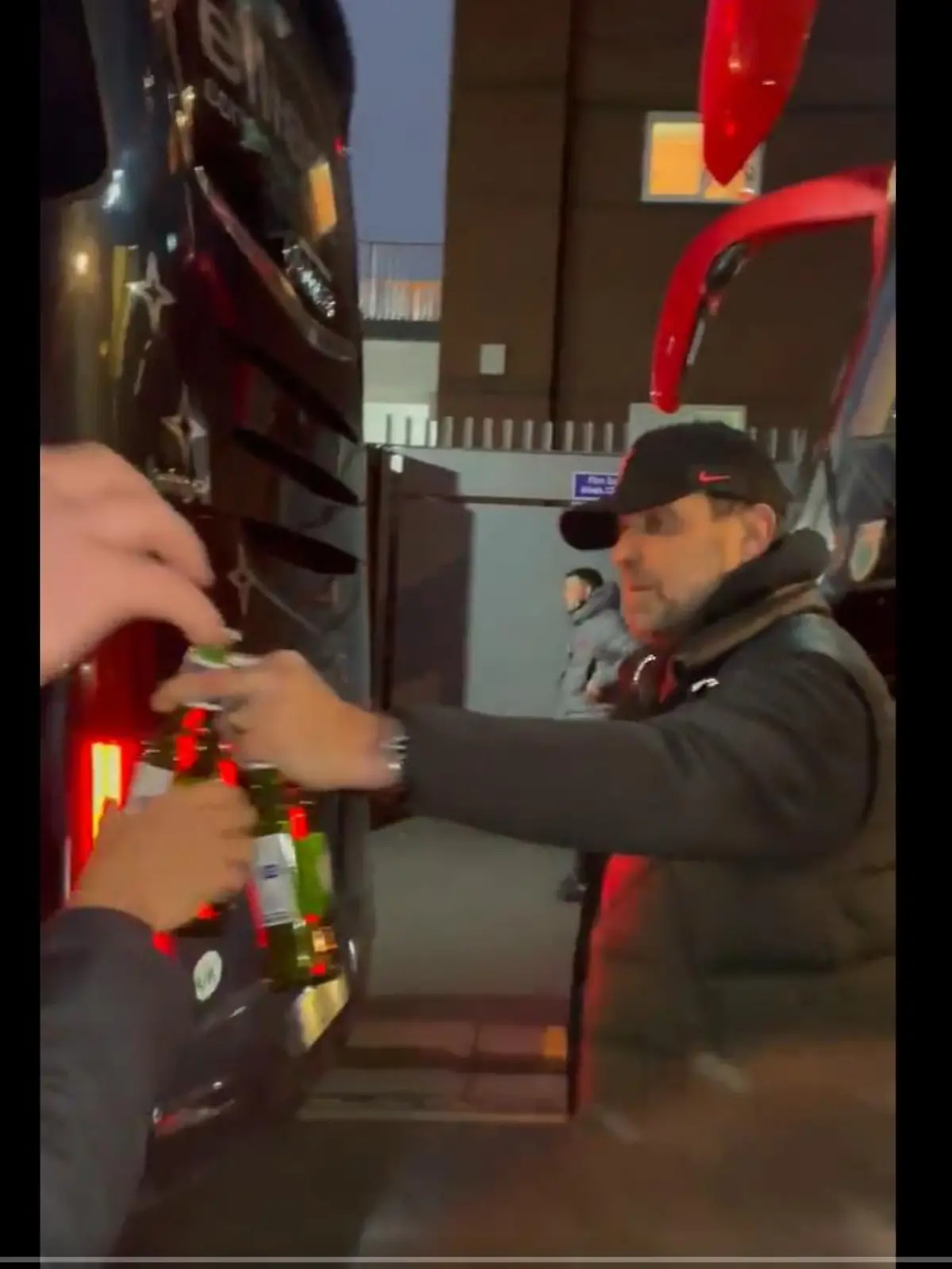 Jürgen Klopp bringt Bier.