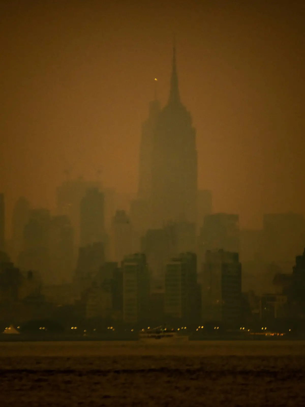 June 6, 2023, New York City, NY, New York, USA: NEW YORK New York City, NY, NEW YORK- June 6: An orange haze covers New York City as smoke from multiple fires in Canada moves south in New York City, New York, United States. New York City, NY USA - ZUMAp175 1030740883st Copyright: xMattxDaviesx