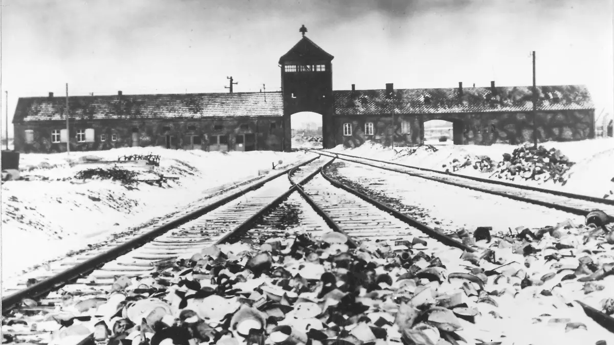 ARCHIV - 18.04.2017, Polen, Auschwitz: Das vom Februar/März 1945 zeigt den Eingang zum Konzentrationslager Auschwitz-Birkenau in Polen mit schneebedeckten Gleisen, die zum Lager führen. Israel hofft, dass die Generalversammlung der Vereinten Nationen einstimmig eine Resolution verabschiedet, in der jegliche Leugnung des Holocausts abgelehnt und verurteilt wird und in der alle Nationen und Unternehmen der sozialen Medien aufgefordert werden, "aktive Maßnahmen zur Bekämpfung von Antisemitismus und Holocaust-Leugnung oder -Verzerrung zu ergreifen". Das 193 Mitglieder zählende Weltgremium wird voraussichtlich am Donnerstag, den 20. Januar 2022, über die Resolution abstimmen, die von Deutschland nachdrücklich unterstützt wird. Foto: Uncredited/AP/dpa +++ dpa-Bildfunk +++