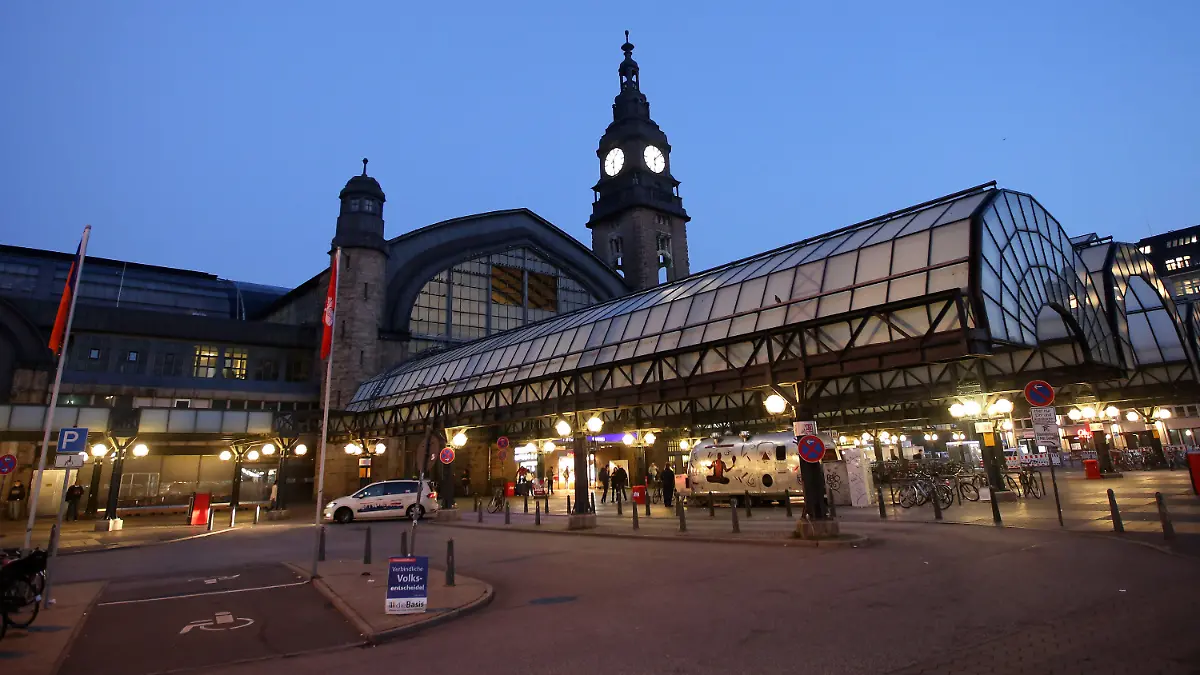 ARCHIV - 06.09.2021, Hamburg: Blick auf den Hamburger Hauptbahnhof am Morgen. Im benachbarten Museum für Kunst und Gewerbe sind vom 11.01.2022 bis zum 23.01.2022 Entwürfe für den geplanten Umbau des Verkehrsknotens zu sehen. (zu dpa «Ausstellung zeigt Modelle zum Umbau des Hamburger Hauptbahnhofs») Foto: Bodo Marks/dpa +++ dpa-Bildfunk +++