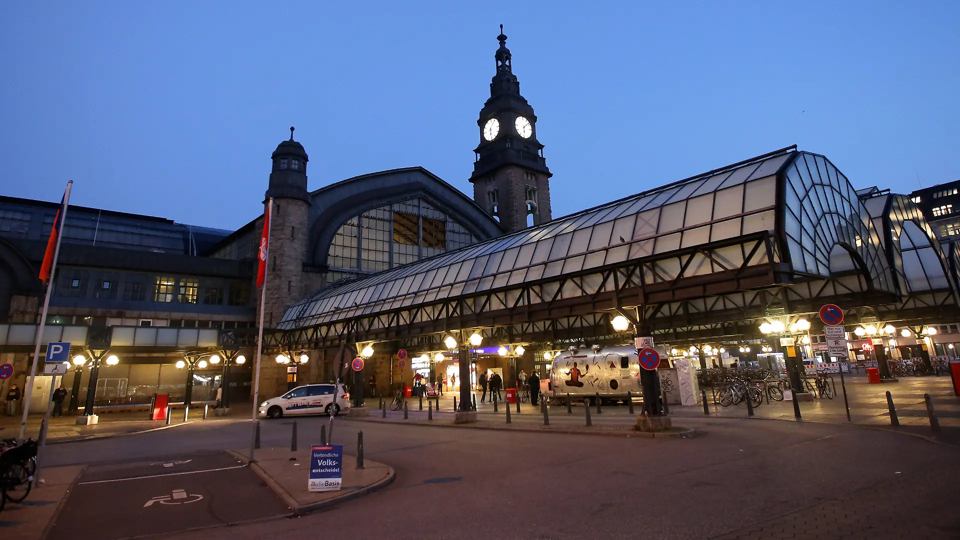 ARCHIV - 06.09.2021, Hamburg: Blick auf den Hamburger Hauptbahnhof am Morgen. Im benachbarten Museum für Kunst und Gewerbe sind vom 11.01.2022 bis zum 23.01.2022 Entwürfe für den geplanten Umbau des Verkehrsknotens zu sehen. (zu dpa «Ausstellung zeigt Modelle zum Umbau des Hamburger Hauptbahnhofs») Foto: Bodo Marks/dpa +++ dpa-Bildfunk +++