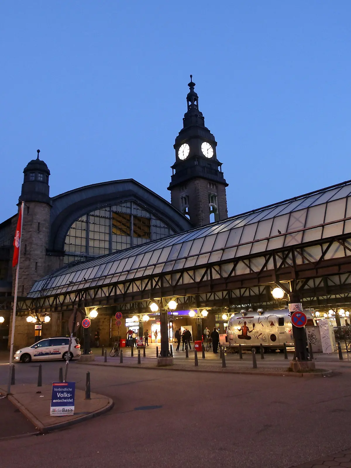 ARCHIV - 06.09.2021, Hamburg: Blick auf den Hamburger Hauptbahnhof am Morgen. Im benachbarten Museum für Kunst und Gewerbe sind vom 11.01.2022 bis zum 23.01.2022 Entwürfe für den geplanten Umbau des Verkehrsknotens zu sehen. (zu dpa «Ausstellung zeigt Modelle zum Umbau des Hamburger Hauptbahnhofs») Foto: Bodo Marks/dpa +++ dpa-Bildfunk +++