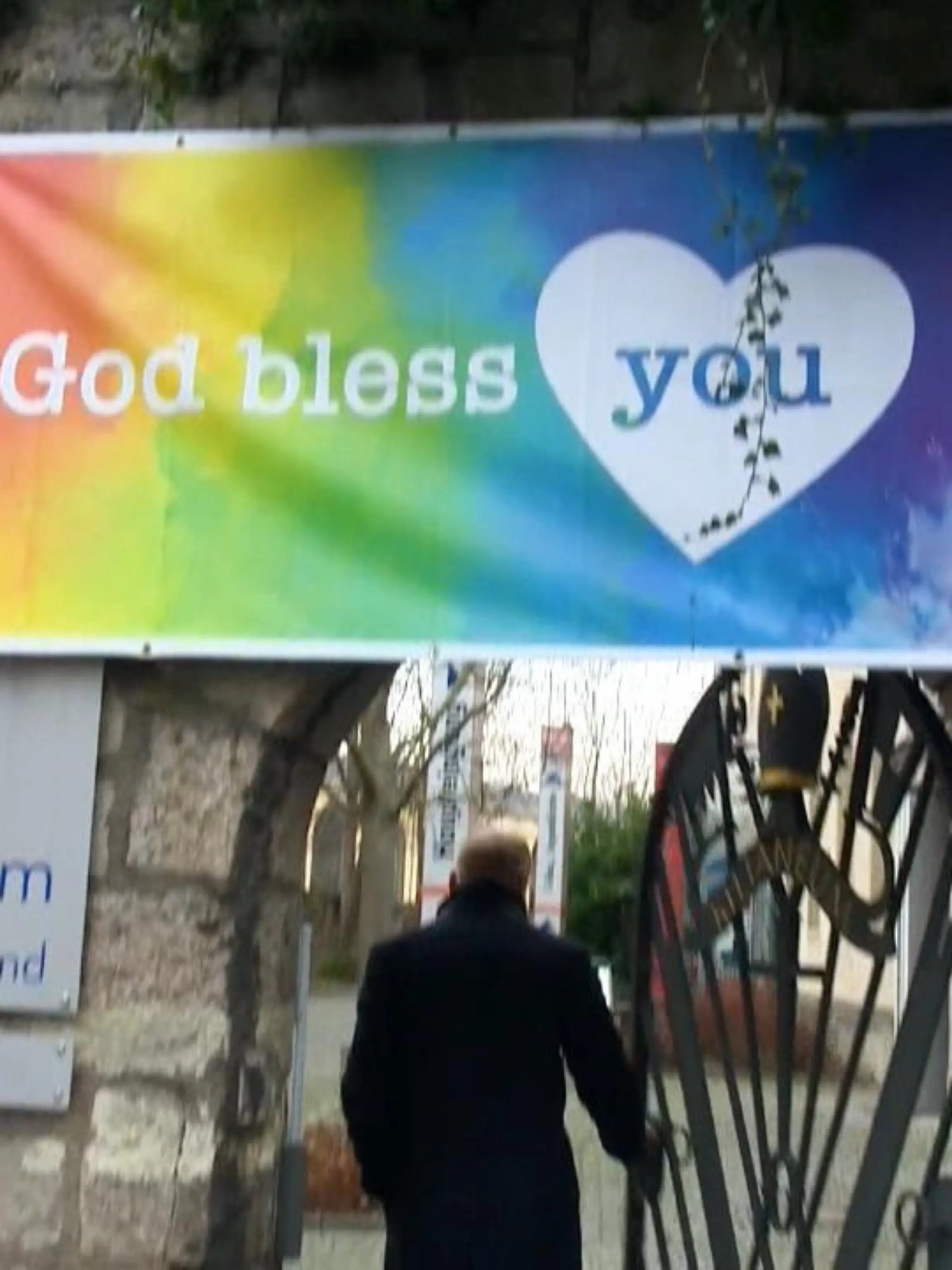 Sie sind schwul, lesbisch, bisexuell oder trans und arbeiten in der Katholischen Kirche. Das passt auch 2022 noch immer nicht zusammen. Deswegen haben sich 125 Menschen zu einem gemeinsamen Coming Out zusammengeschlossen. Das ist schon privat ein großer Schritt, beruflich aber noch viel mehr. Das Coming out ist aber nicht alles - es gibt auch Forderungen. Mehr dazu im Video!