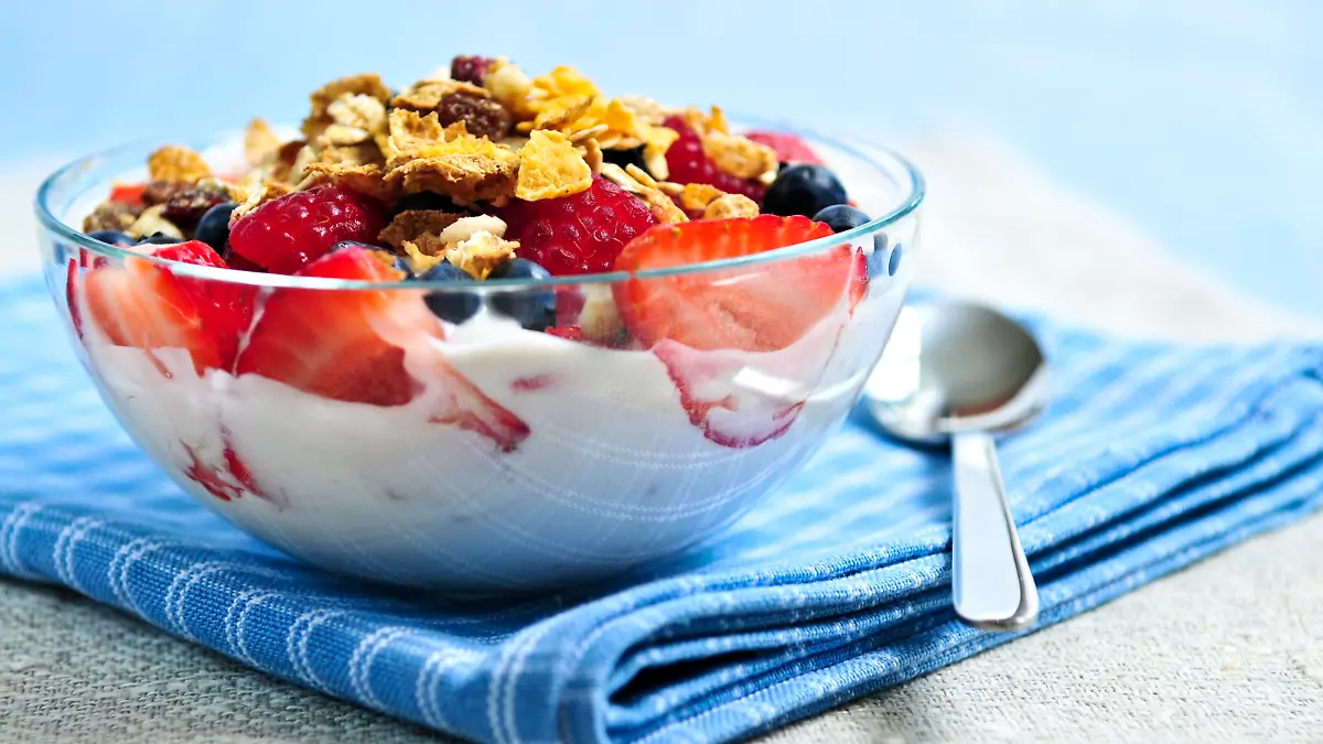 Serving of yogurt with fresh berries and granola Keine Weitergabe an Drittverwerter.