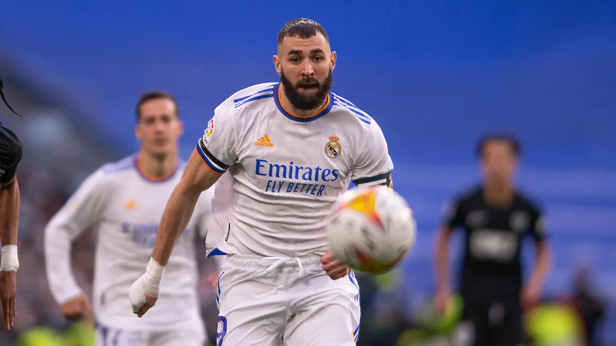 2021 La Liga Santander Real Madrid vs Elche Jan 23rd 23 rd january2022 Santiago Bernabeu, Madrid, Spain Men s La Liga Santander, Real Madrid CF vs. Elche CF Karim Benzema runs into attack under the pressure from Mojica *** 2021 La Liga Santander Real Madrid vs Elche Jan 23rd 23 rd january2022 Santiago Bernabeu, Madrid, Spain Men s La Liga Santander, Real Madrid CF vs Elche CF Karim Benzema runs into attack under the pressure from Mojica Copyright: xJorgexRopero/xActionxPlusx