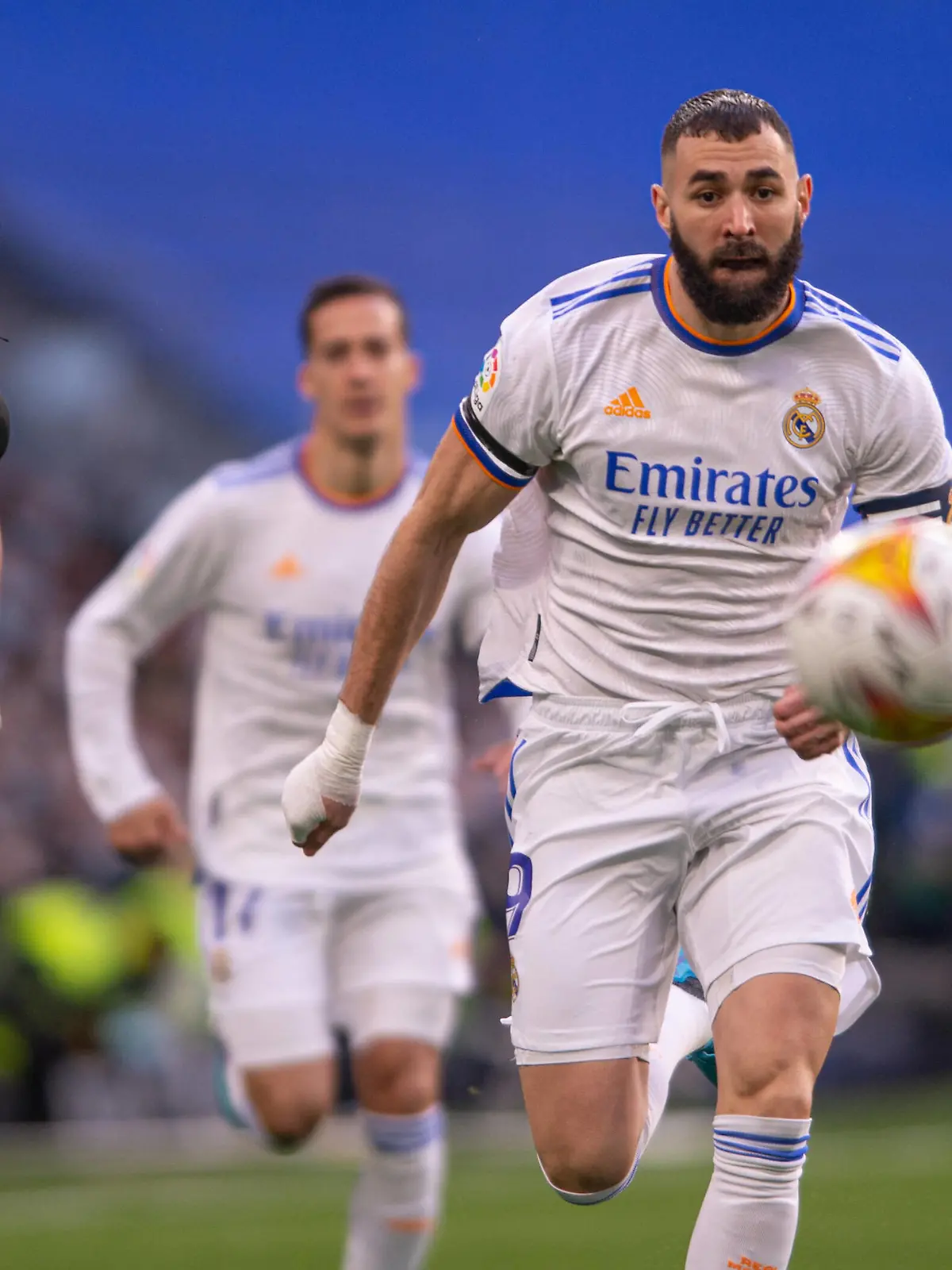  2021 La Liga Santander Real Madrid vs Elche Jan 23rd 23 rd january2022 Santiago Bernabeu, Madrid, Spain Men s La Liga Santander, Real Madrid CF vs. Elche CF Karim Benzema runs into attack under the pressure from Mojica *** 2021 La Liga Santander Real Madrid vs Elche Jan 23rd 23 rd january2022 Santiago Bernabeu, Madrid, Spain Men s La Liga Santander, Real Madrid CF vs Elche CF Karim Benzema runs into attack under the pressure from Mojica Copyright: xJorgexRopero/xActionxPlusx