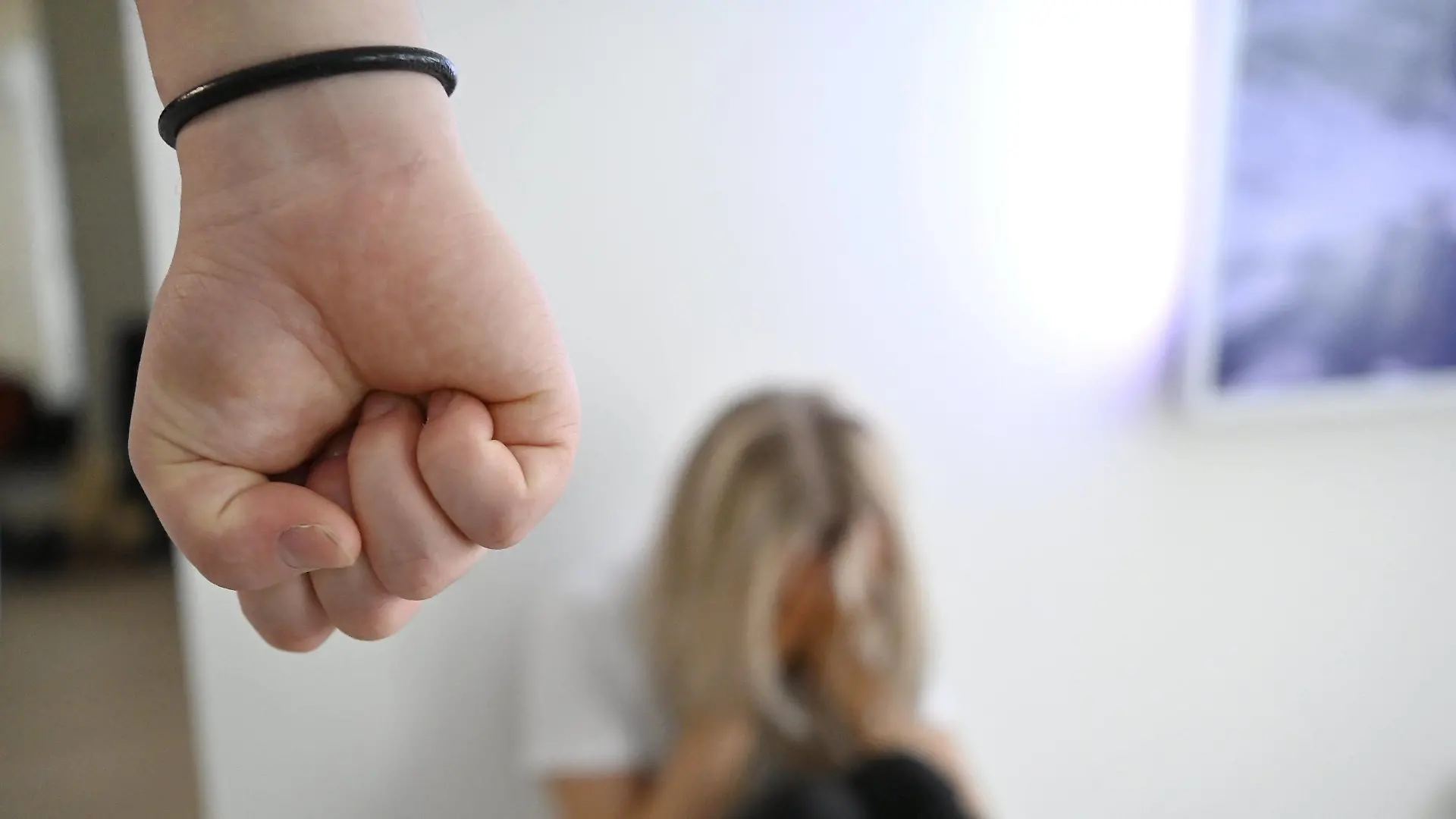 Gesellschaft, Häusliche Gewalt Threat of domestic violence in home. Espoo Finland PUBLICATIONxNOTxINxSUIxAUTxFRAxKORxJPNxSWExNORxFINxDENxNED Copyright: xJussixNukarix LKLAPJ20220118103629E937