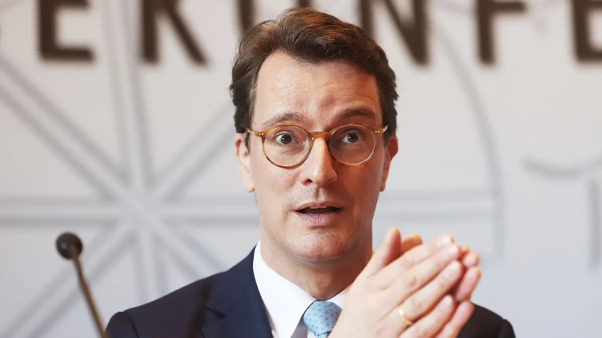 13.01.2022, Nordrhein-Westfalen, Düsseldorf: Hendrik Wüst (CDU), Ministerpräsident von Nordrhein-Westfalen, sitzt in einer Pressekonferenz zu aktuellen politischen Themen im Landtag. Schulen und Kindertagesstätten sollen der Landesregierung zufolge im weiteren Pandemieverlauf so lange wie möglich offen bleiben. Foto: Oliver Berg/dpa +++ dpa-Bildfunk +++