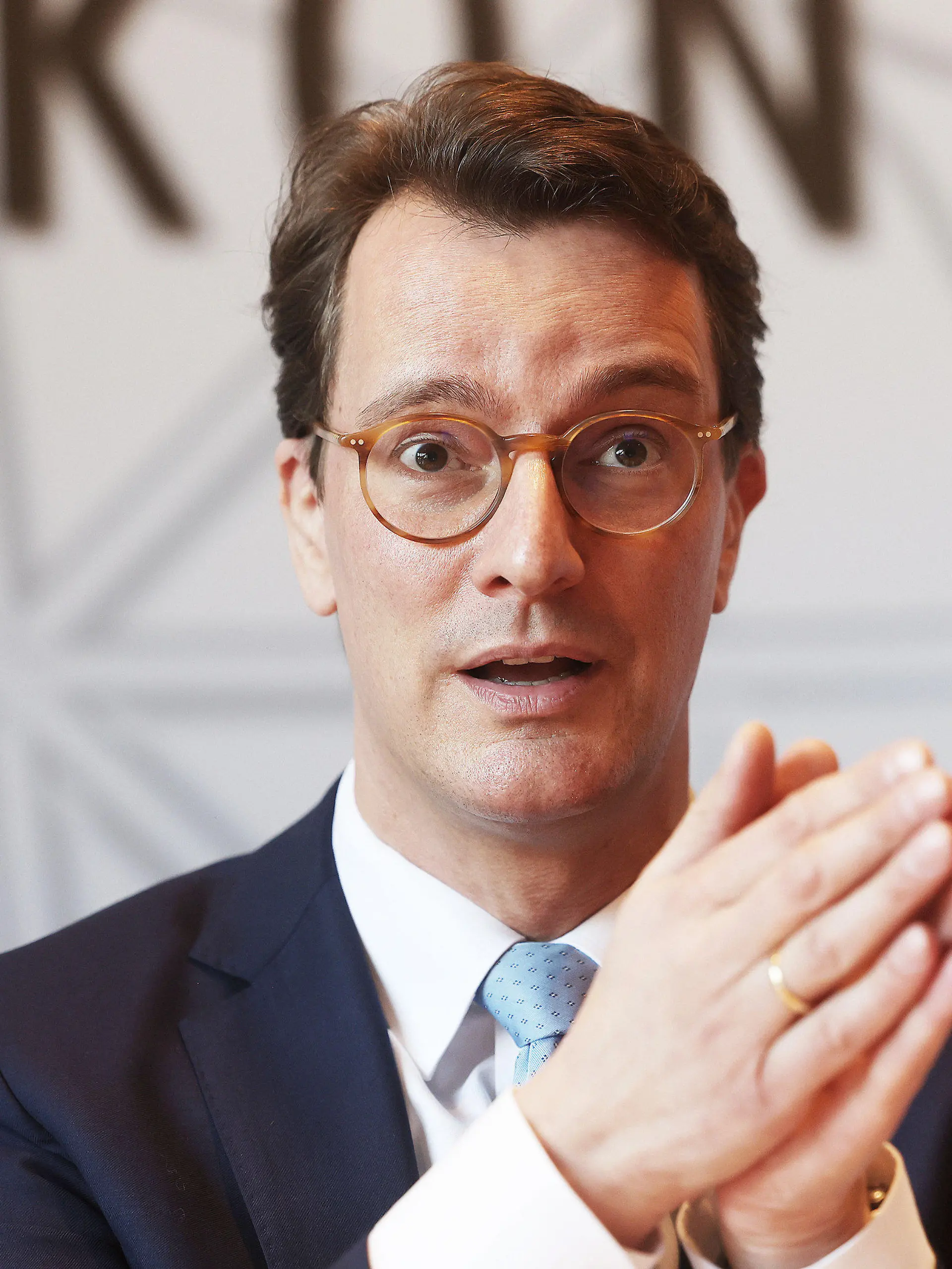 13.01.2022, Nordrhein-Westfalen, Düsseldorf: Hendrik Wüst (CDU), Ministerpräsident von Nordrhein-Westfalen, sitzt in einer Pressekonferenz zu aktuellen politischen Themen im Landtag. Schulen und Kindertagesstätten sollen der Landesregierung zufolge im weiteren Pandemieverlauf so lange wie möglich offen bleiben. Foto: Oliver Berg/dpa +++ dpa-Bildfunk +++