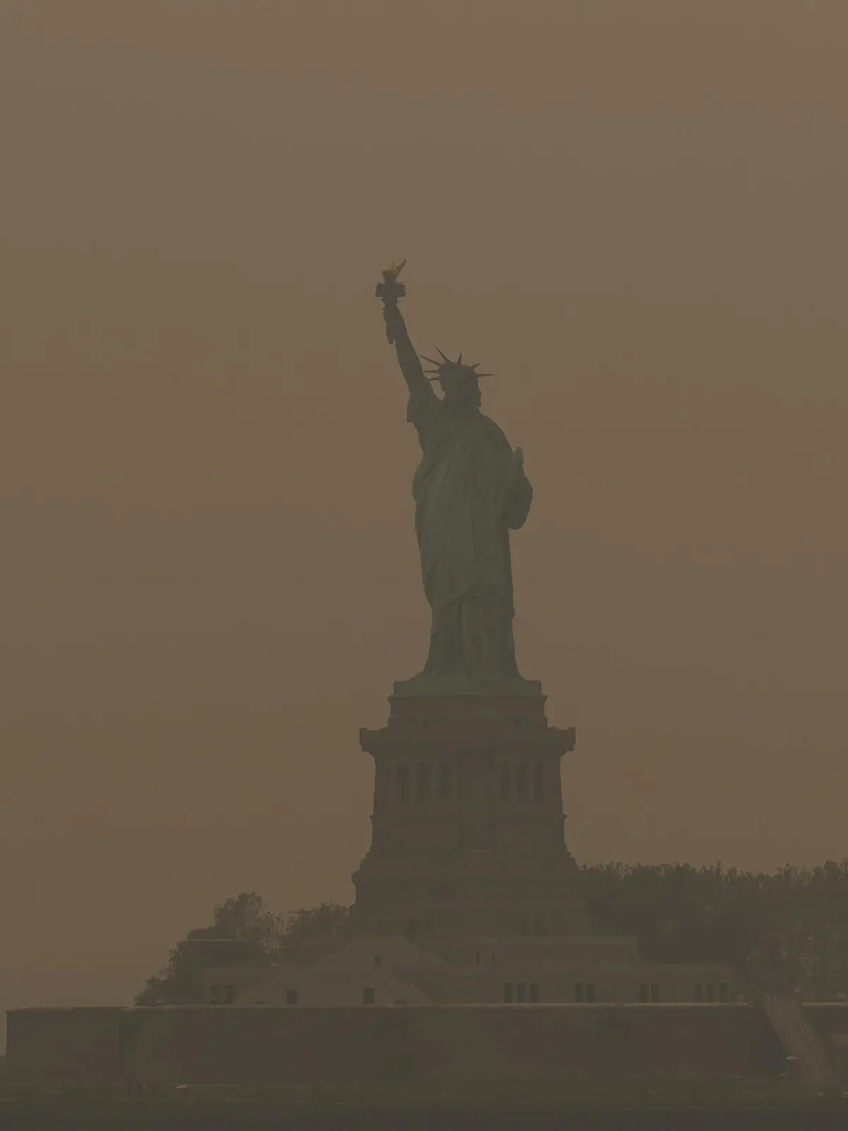 New York, NY - The Statue of Liberty shrouded in smoke from Canada wildfires in New York. The US Northeast, including New York City, will continue to breathe in choking smoke from fires across eastern Canada for the next few days, raising health alarms across impacted areas.
Pictured: New York City
BACKGRID USA 7 JUNE 2023 


