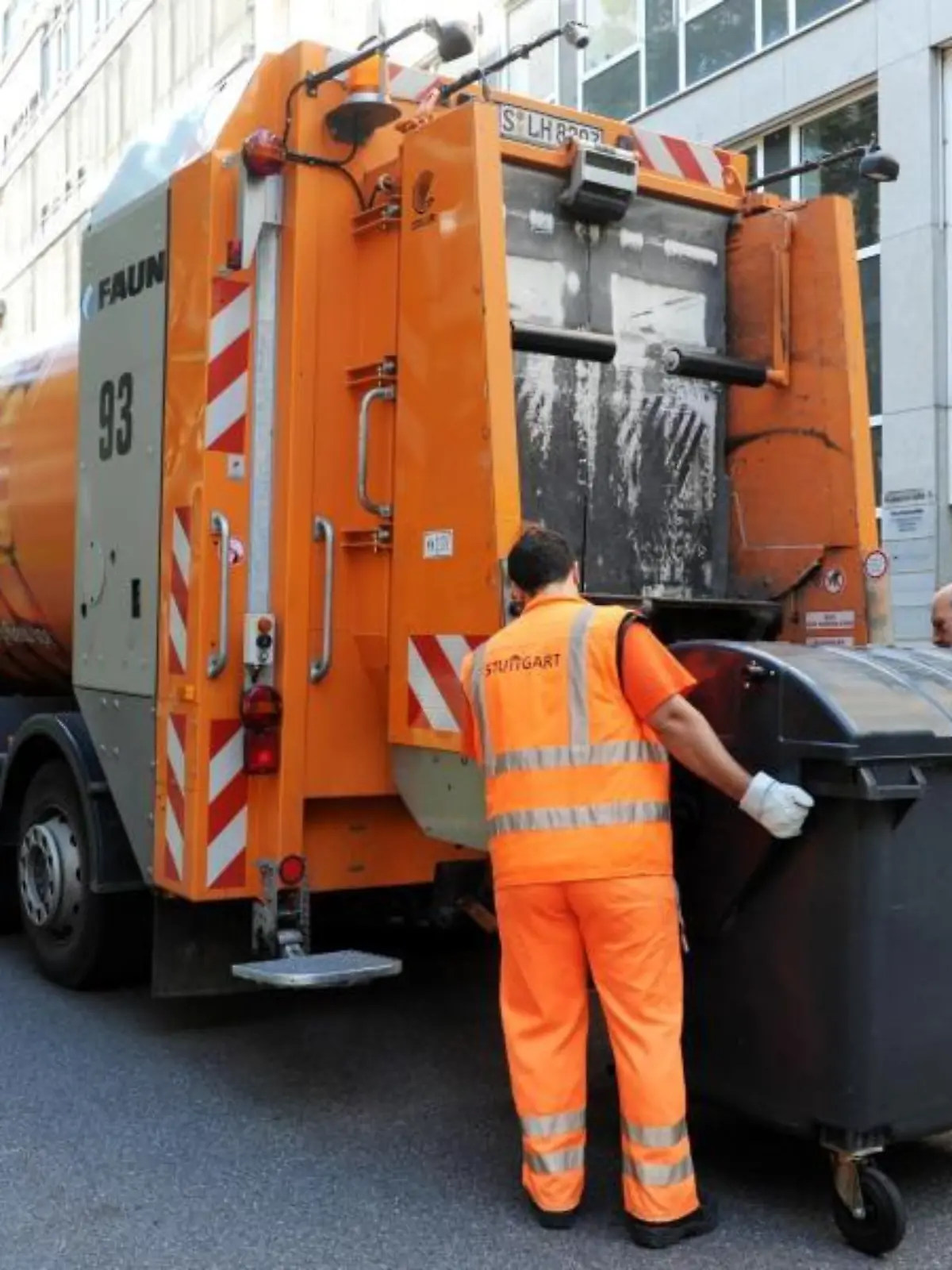 Mitarbeiter der Abfallwirtschaft Stuttgart beladen Müllwagen