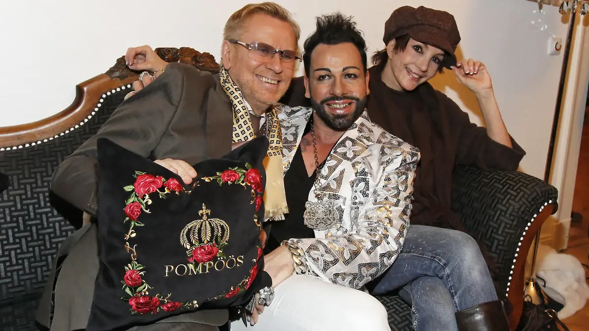 Rene Koch,Harald Glöökler und Anouschka Renzi. Harald Glööckler Christmas-Party im Showroom Berlin am 29.11.2009. Glööckler Christmas Party 2009

René Cook Harald  and Anouschka Renzi Harald Glööckler Christmas Party in Showroom Berlin at 29 11 2009 Glööckler Christmas Party 2009
