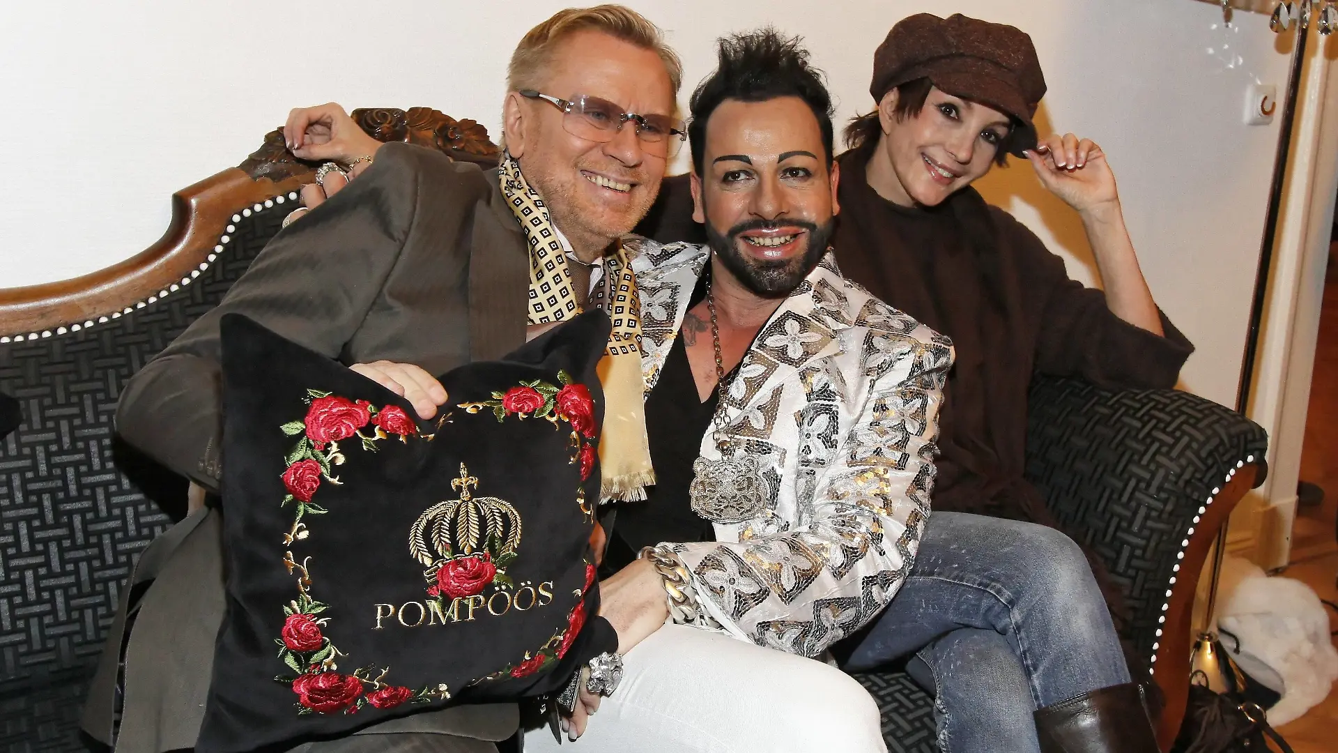 Rene Koch,Harald Glöökler und Anouschka Renzi. Harald Glööckler Christmas-Party im Showroom Berlin am 29.11.2009. Glööckler Christmas Party 2009
René Cook Harald and Anouschka Renzi Harald Glööckler Christmas Party in Showroom Berlin at 29 11 2009 Glööckler Christmas Party 2009