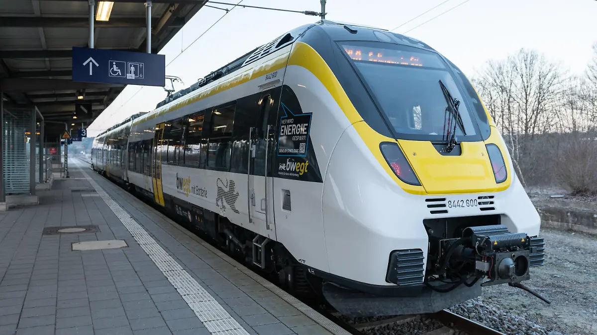 24.01.2022, Baden-Württemberg, Eutingen im Gäu: Ein Batteriezug der Deutschen Bahn und Alstom fährt in den Bahnhof ein. Die Technik der Batteriezüge sollen die kommenden Monate in Baden-Württemberg und Bayern getestet werden. Foto: Silas Stein/dpa +++ dpa-Bildfunk +++