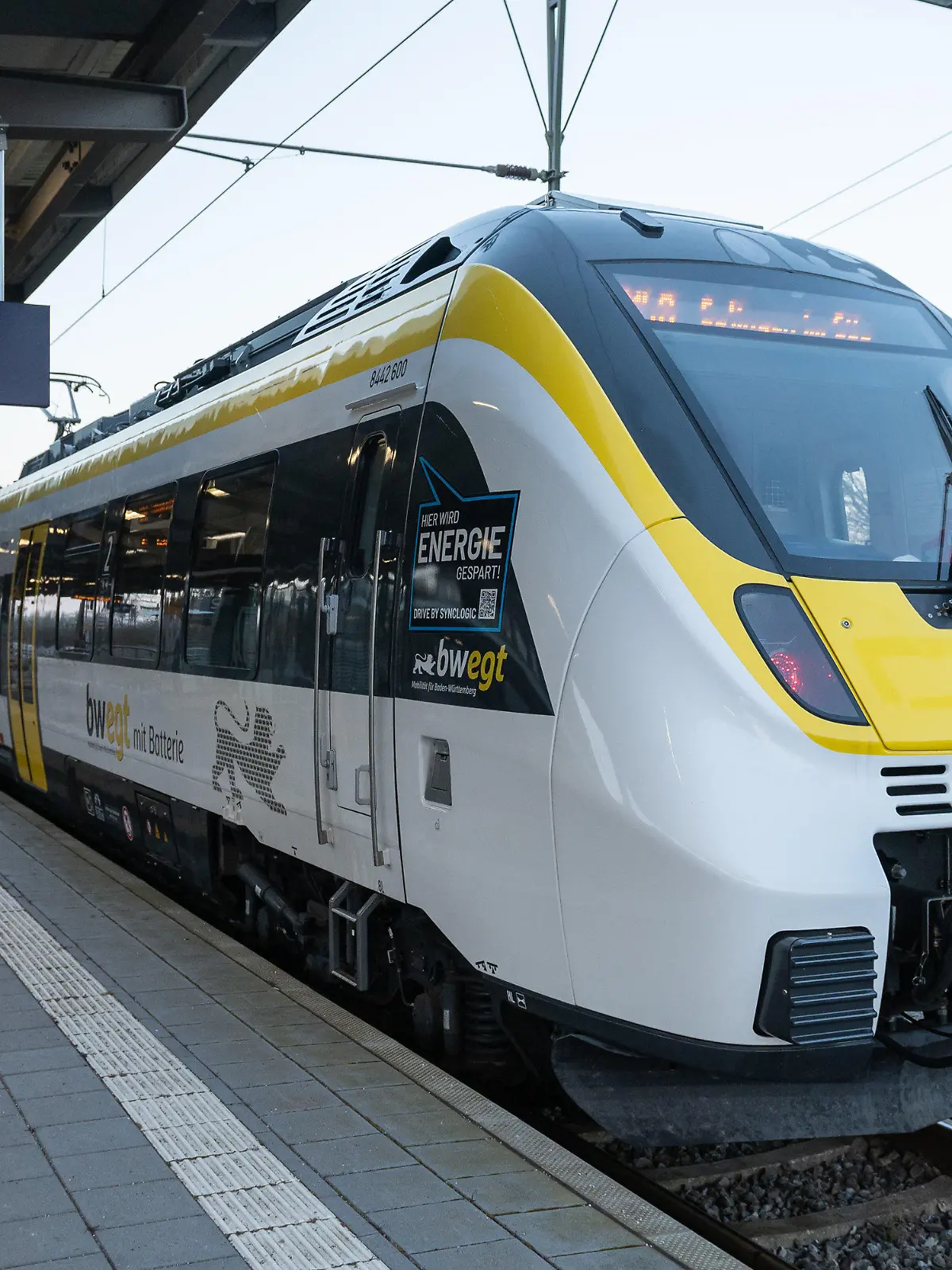 24.01.2022, Baden-Württemberg, Eutingen im Gäu: Ein Batteriezug der Deutschen Bahn und Alstom fährt in den Bahnhof ein. Die Technik der Batteriezüge sollen die kommenden Monate in Baden-Württemberg und Bayern getestet werden. Foto: Silas Stein/dpa +++ dpa-Bildfunk +++