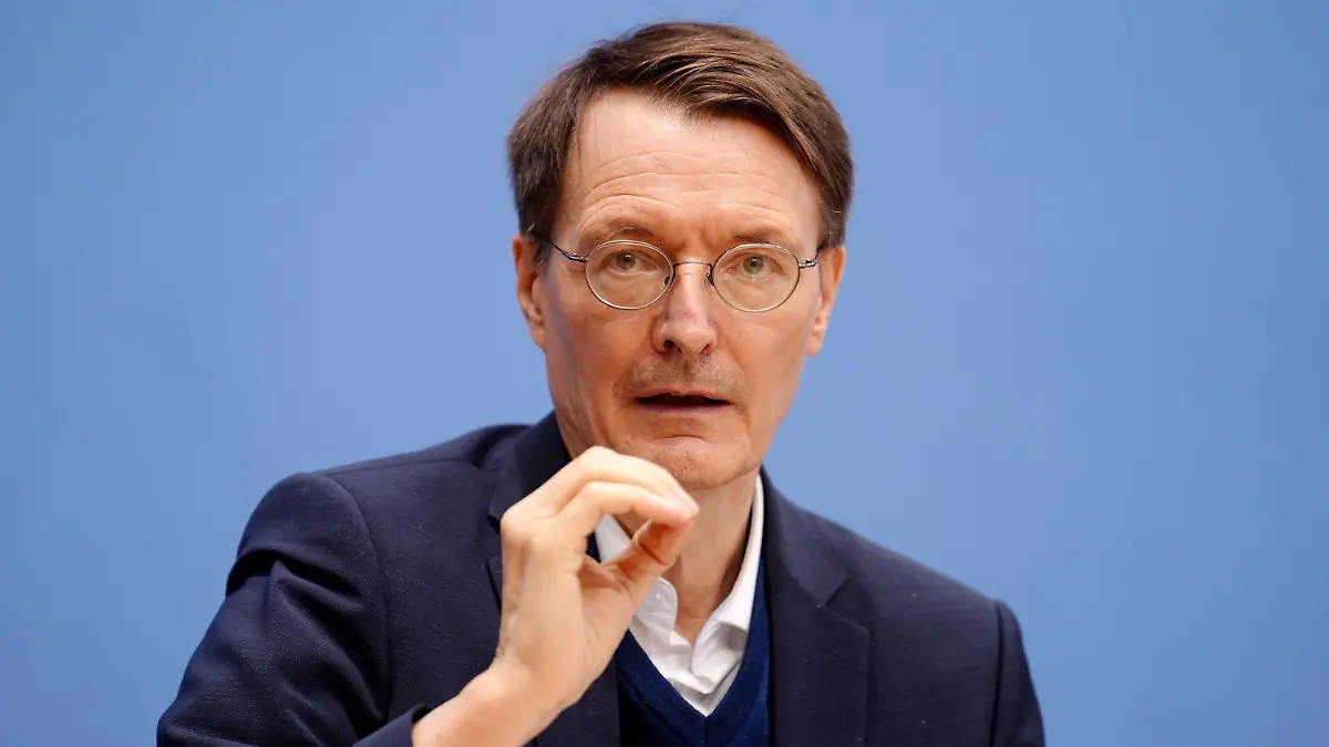 ARCHIV - 14.01.2022, Berlin: Karl Lauterbach (SPD), Bundesminister für Gesundheit, äußert sich in der Bundespressekonferenz zur aktuellen Corona-Lage. (zu dpa: «Lauterbach: Nach der Welle schrittweise Öffnungen») Foto: Kay Nietfeld/dpa +++ dpa-Bildfunk +++