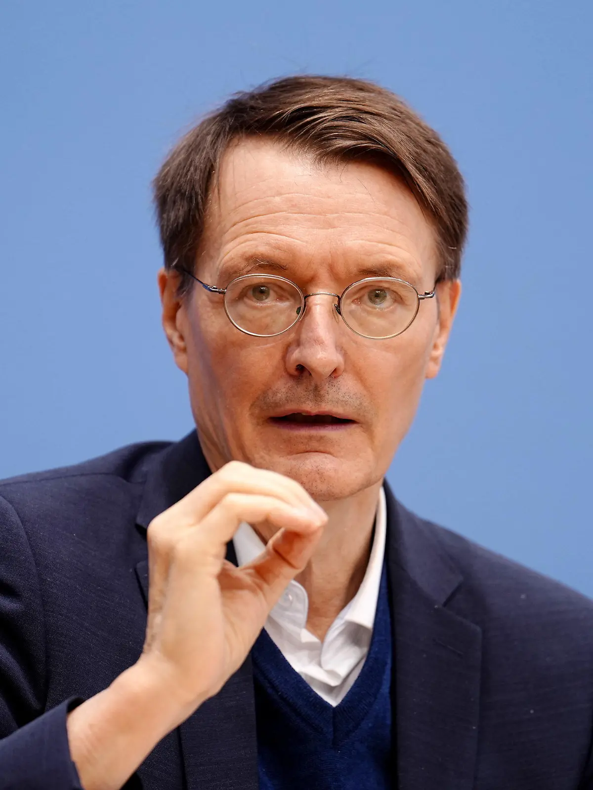 ARCHIV - 14.01.2022, Berlin: Karl Lauterbach (SPD), Bundesminister für Gesundheit, äußert sich in der Bundespressekonferenz zur aktuellen Corona-Lage. (zu dpa: «Lauterbach: Nach der Welle schrittweise Öffnungen») Foto: Kay Nietfeld/dpa +++ dpa-Bildfunk +++