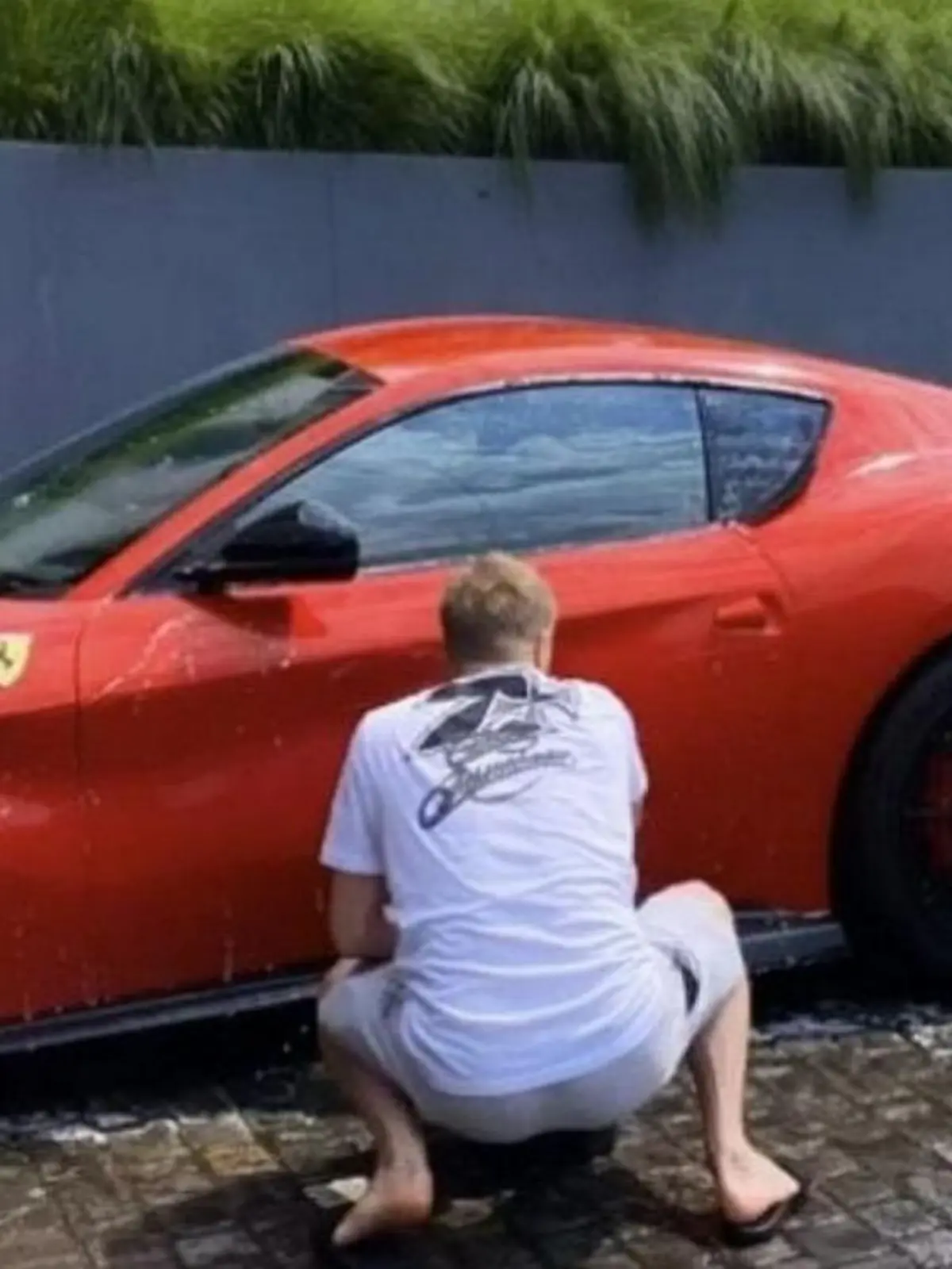 Kimi Räikkönen bei der Wäsche des Ferrari F12 TDF.
