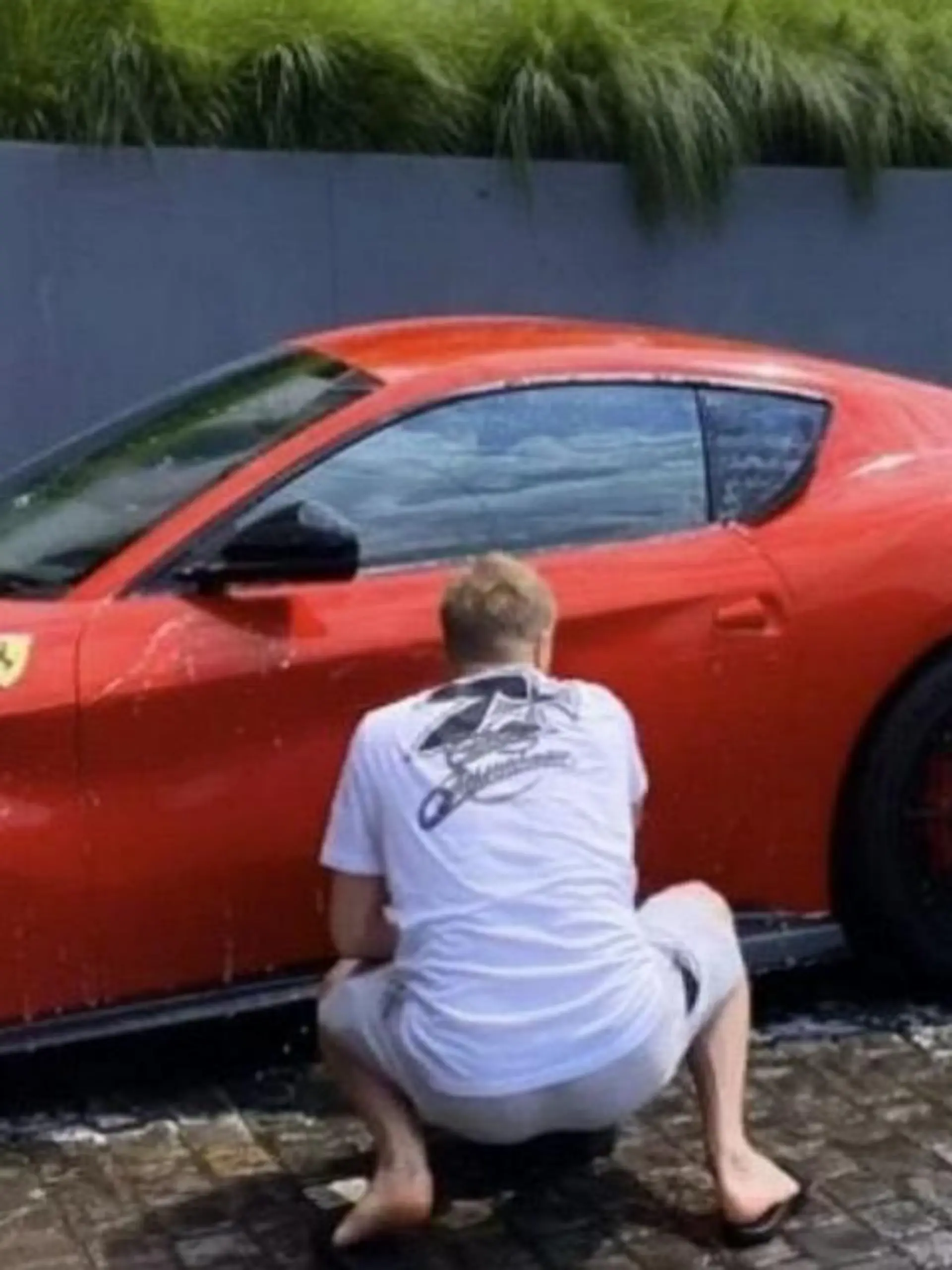 Kimi Räikkönen bei der Wäsche des Ferrari F12 TDF.