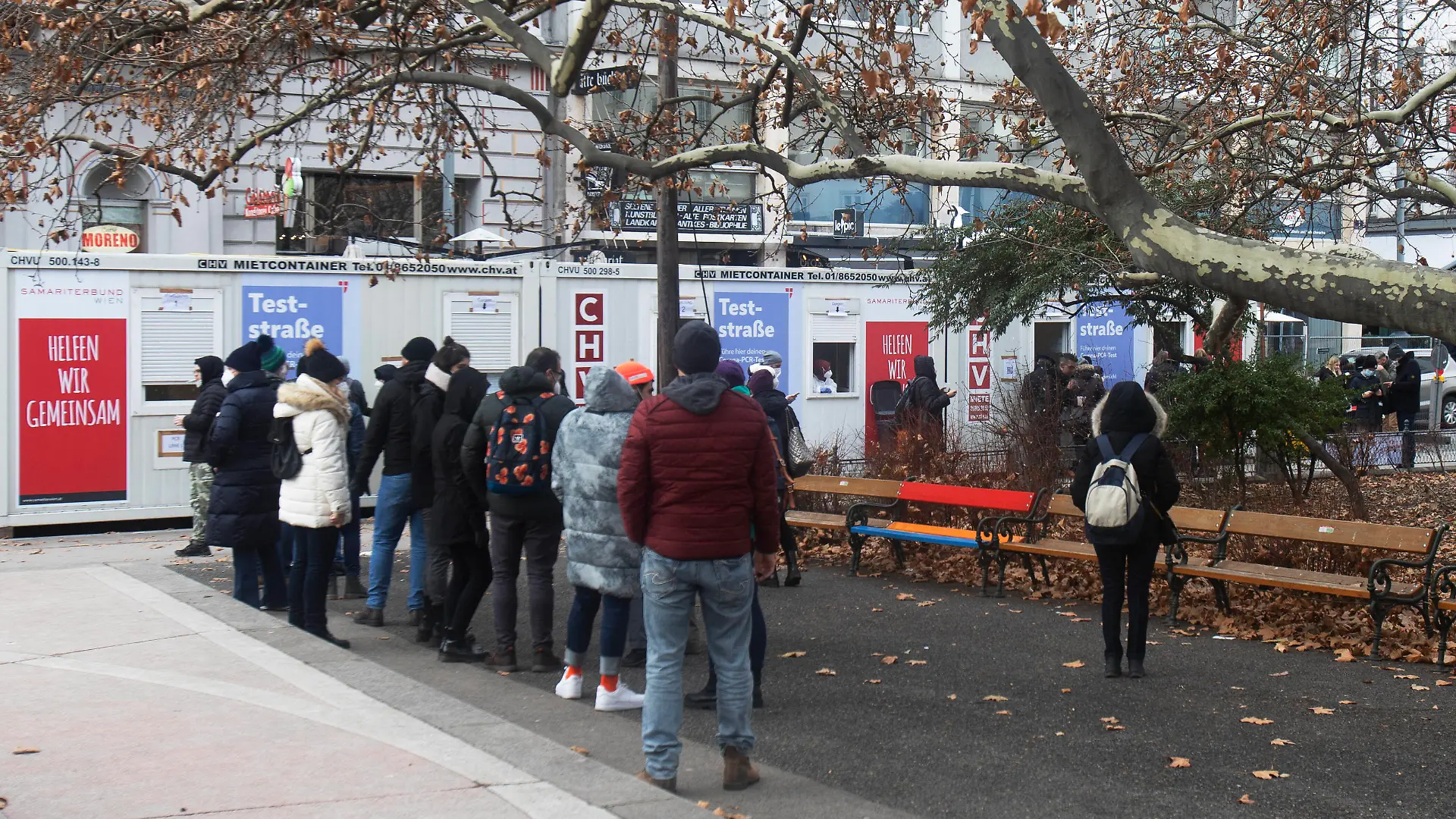  AUSTRIA - VIENNA - VIRUS - HEALTH People stand in the line in front of the test container in the Corona virus COVID-19 PCR test street in downtown Vienna on December 27, 2021. The City of Vienna is offering free PCR tests to all people. /// Menschen stehen in der Schlage vor dem Testcontainer in der Corona virus COVID-19 PCR Teststrasse in der Innenstadt in Wien am 27. Dezember 2021. Die Stadt Wien bietet allen Menschen kostenlose PCR Test an. *** AUSTRIA VIENNA VIRUS HEALTH People stand in the line in front of the test container in the Corona virus COVID 19 PCR test street in downtown Vienna on December 27, 2021 The City of Vienna is offering free PCR tests to all people People stand in the line in front of the test container in th PUBLICATIONxNOTxINxAUT