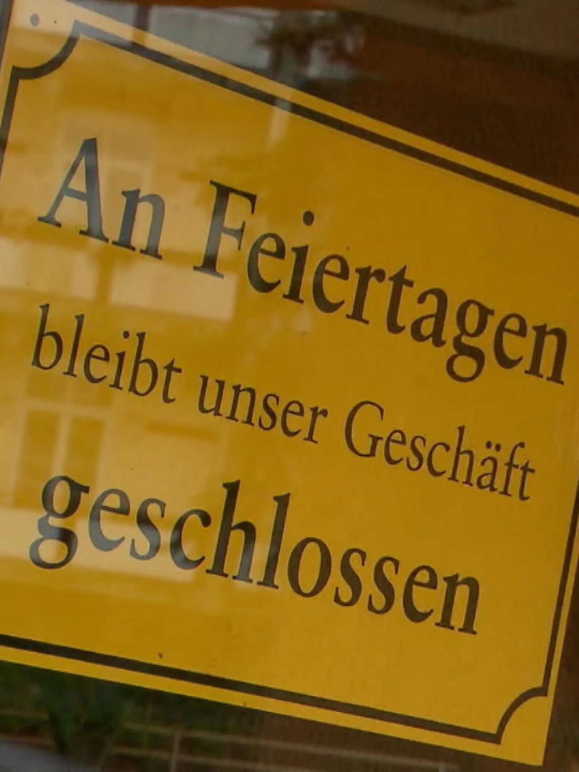 Die einen müssen arbeiten, die anderen haben frei! An Fronleichnam spaltet sich Deutschland. Finden Sie unfair und verwirrend? Wir auch. Doch was steckt eigentlich dahinter und wo können Sie sich heute nochmal unbesorgt im Bett umdrehen? Ein Überblick.