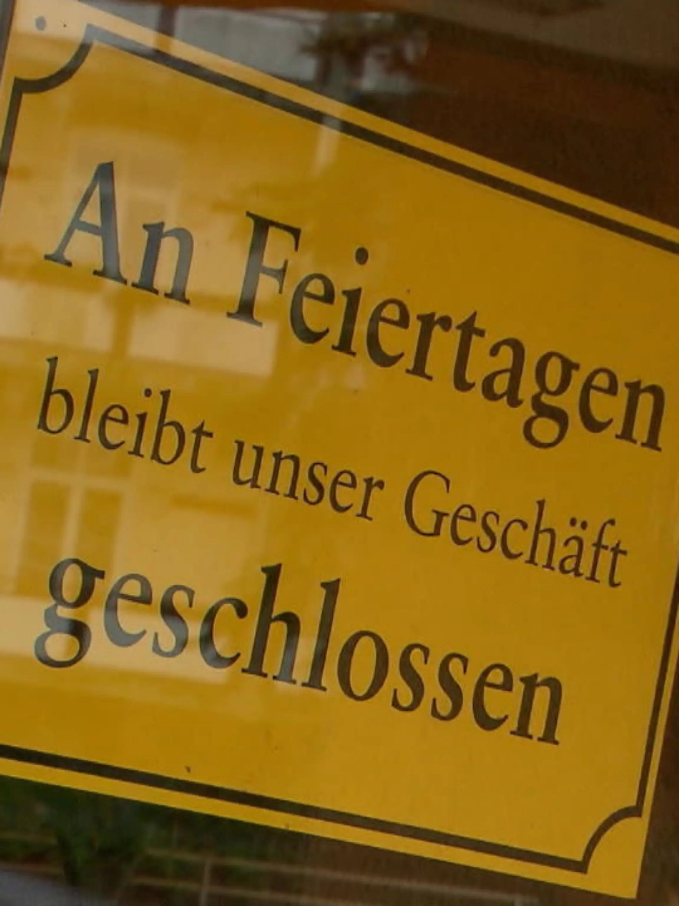 Die einen müssen arbeiten, die anderen haben frei! An Fronleichnam spaltet sich Deutschland. Finden Sie unfair und verwirrend? Wir auch. Doch was steckt eigentlich dahinter und wo können Sie sich heute nochmal unbesorgt im Bett umdrehen? Ein Überblick.
