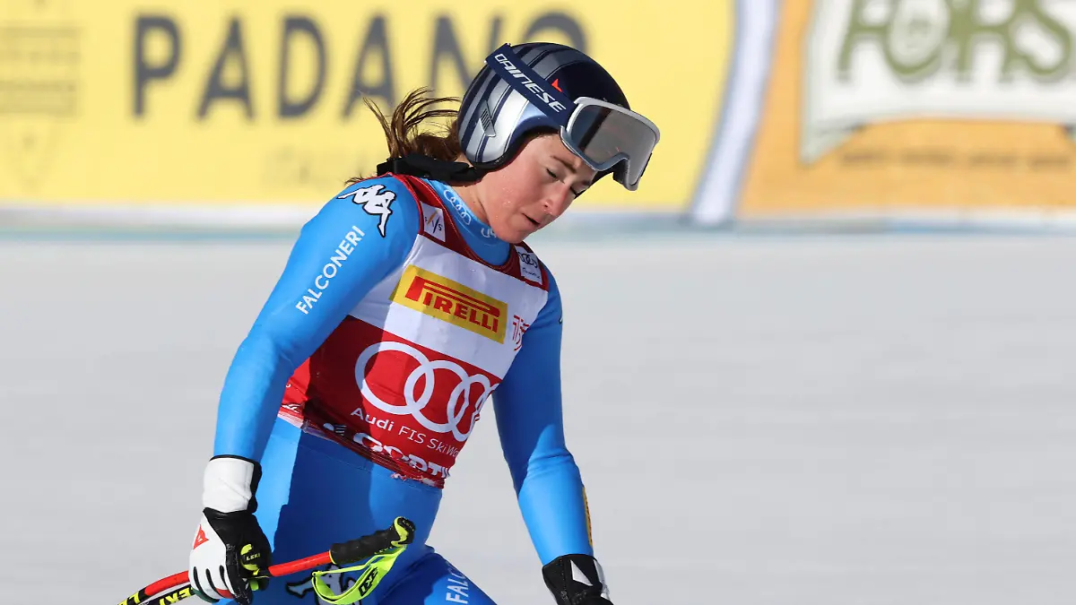 23.01.2022, Italien, Cortina d'Ampezzo: Ski alpin: Weltcup, Super G, Damen: Sofia Goggia aus Italien reagiert im Zielbereich. Foto: Alessandro Trovati/AP/dpa +++ dpa-Bildfunk +++