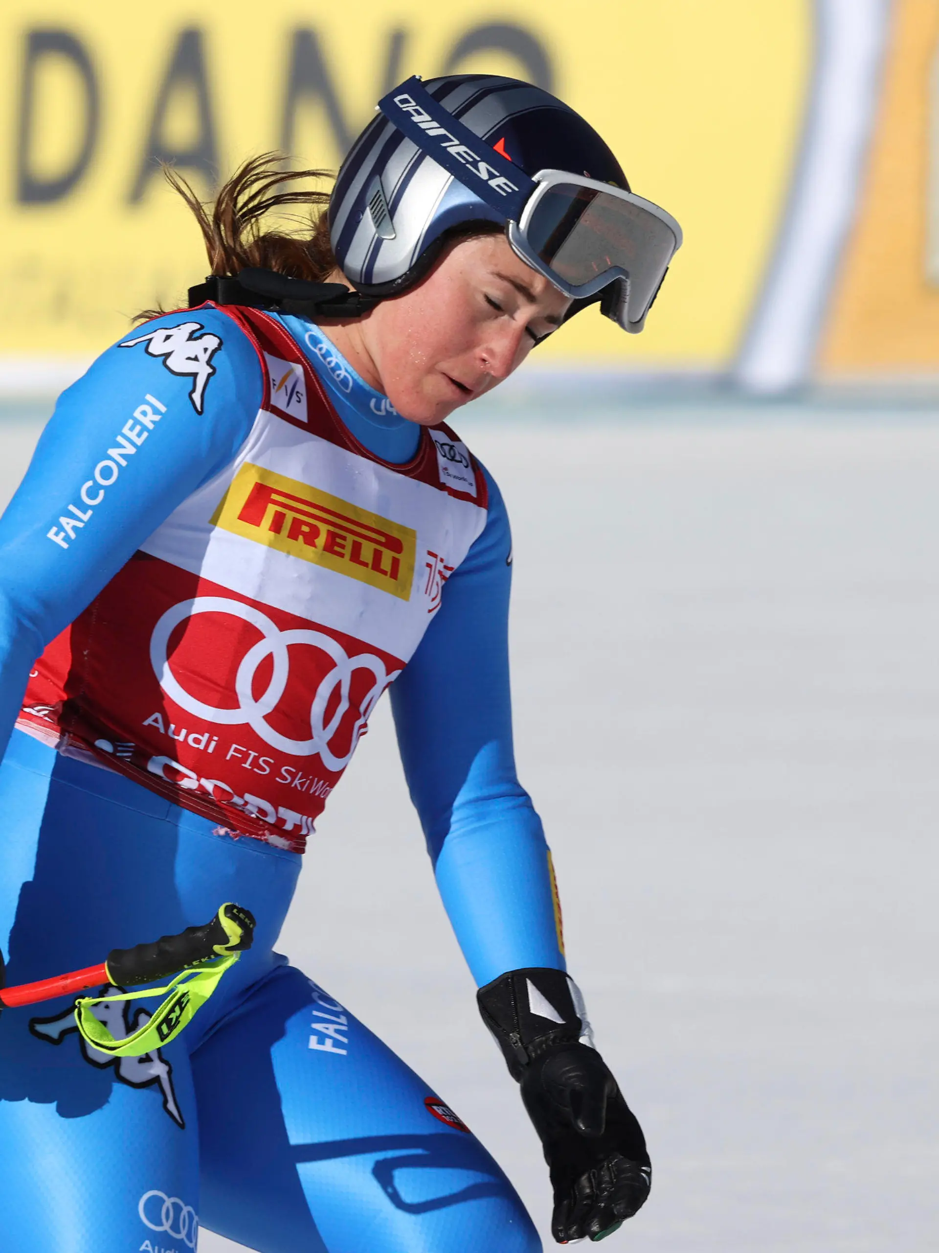 23.01.2022, Italien, Cortina d'Ampezzo: Ski alpin: Weltcup, Super G, Damen: Sofia Goggia aus Italien reagiert im Zielbereich. Foto: Alessandro Trovati/AP/dpa +++ dpa-Bildfunk +++