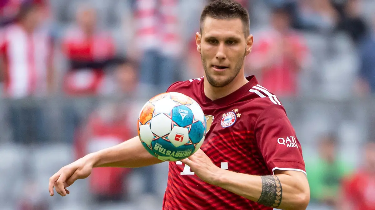 ARCHIV - 22.08.2021, Bayern, München: Fußball: Bundesliga, Bayern München - 1. FC Köln, 2. Spieltag in der Allianz Arena. Niklas Süle von München spielt den Ball. (zu dpa "«Bild»: Nationalspieler Süle verlässt FC Bayern am Saisonende") Foto: Sven Hoppe/dpa - WICHTIGER HINWEIS: Gemäß den Vorgaben der DFL Deutsche Fußball Liga bzw. des DFB Deutscher Fußball-Bund ist es untersagt, in dem Stadion und/oder vom Spiel angefertigte Fotoaufnahmen in Form von Sequenzbildern und/oder videoähnlichen Fotostrecken zu verwerten bzw. verwerten zu lassen. +++ dpa-Bildfunk +++