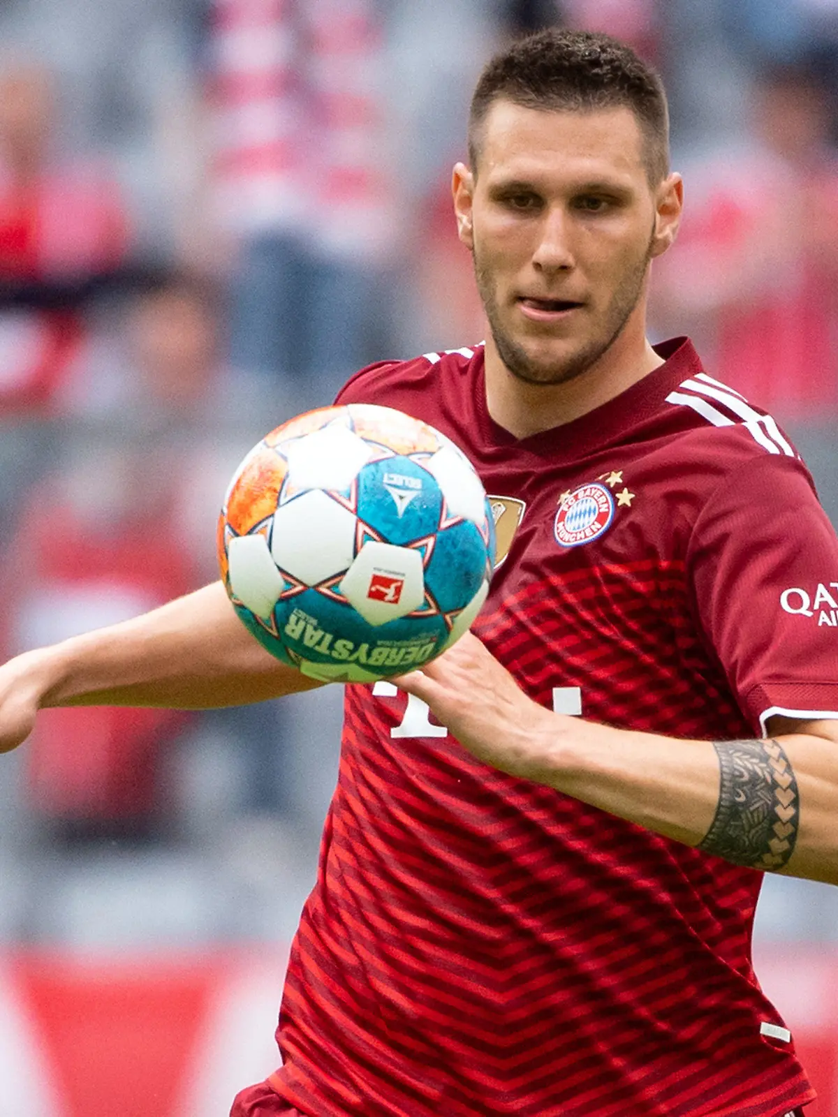 ARCHIV - 22.08.2021, Bayern, München: Fußball: Bundesliga, Bayern München - 1. FC Köln, 2. Spieltag in der Allianz Arena. Niklas Süle von München spielt den Ball. (zu dpa "«Bild»: Nationalspieler Süle verlässt FC Bayern am Saisonende") Foto: Sven Hoppe/dpa - WICHTIGER HINWEIS: Gemäß den Vorgaben der DFL Deutsche Fußball Liga bzw. des DFB Deutscher Fußball-Bund ist es untersagt, in dem Stadion und/oder vom Spiel angefertigte Fotoaufnahmen in Form von Sequenzbildern und/oder videoähnlichen Fotostrecken zu verwerten bzw. verwerten zu lassen. +++ dpa-Bildfunk +++