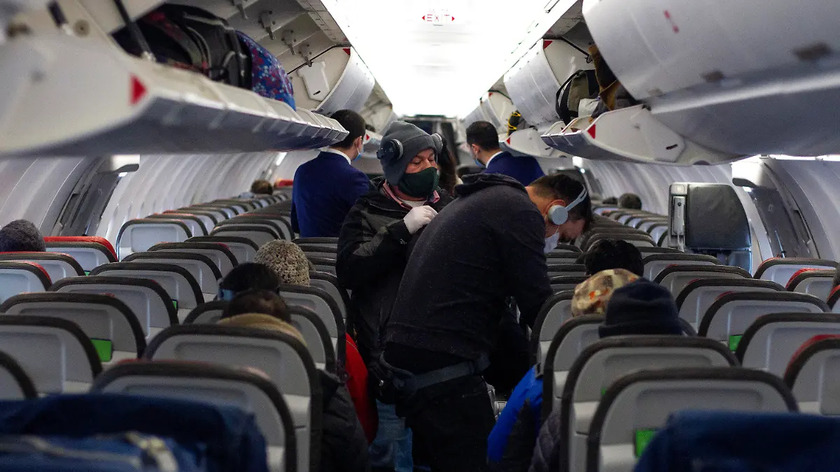 09.07.2020, Chile, Santiago: Passagiere mit Mundschutz steigen in ein Flugzeug nach Balmaceda im Südosten Chiles. Chile hat 317 657 Corona-Fälle bestätigt. Foto: Adrian Manzol/Agencia Uno/dpa +++ dpa-Bildfunk +++