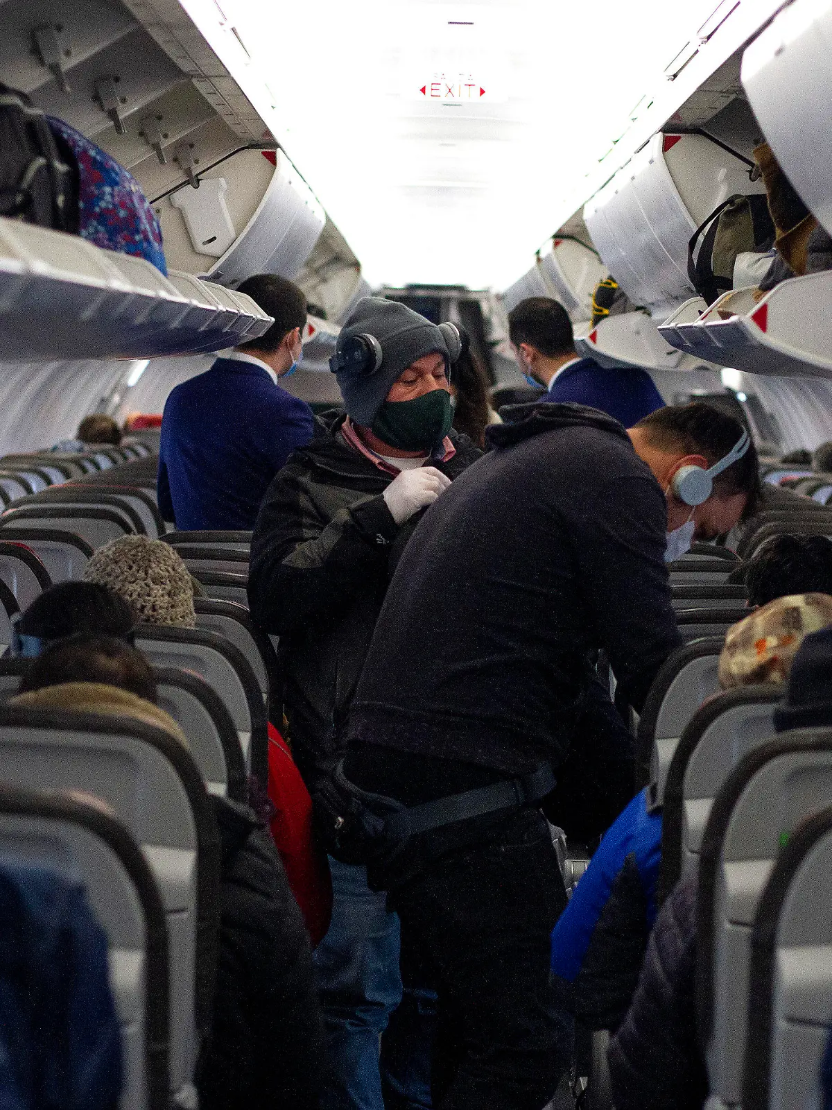 09.07.2020, Chile, Santiago: Passagiere mit Mundschutz steigen in ein Flugzeug nach Balmaceda im Südosten Chiles. Chile hat 317 657 Corona-Fälle bestätigt. Foto: Adrian Manzol/Agencia Uno/dpa +++ dpa-Bildfunk +++