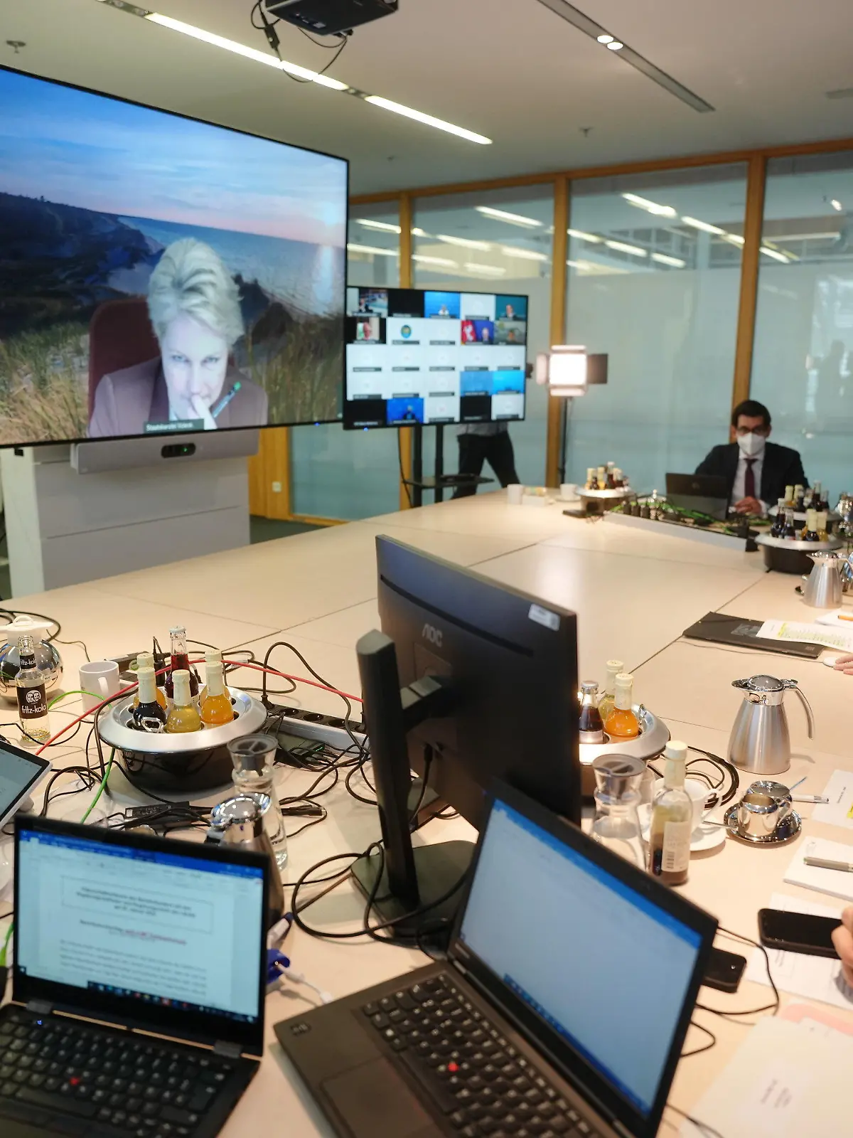 24.01.2022, Berlin: Hendrik Wüst (CDU), Ministerpräsident von Nordrhein-Westfalen, spricht zu Beginn der digitalen Ministerpräsidentenkonferenz (MPK) mit seinen Amtskollegen, darunter Manuela Schwesig (SPD), Ministerpräsidentin von Mecklenburg-Vorpommern, die auf einem Bildschirm zu sehen ist. Den Vorsitz der MPK hat derzeit NRW. Die Bund-Länder-Gespräche finden per Videokonferenz statt. Foto: Kay Nietfeld/dpa +++ dpa-Bildfunk +++