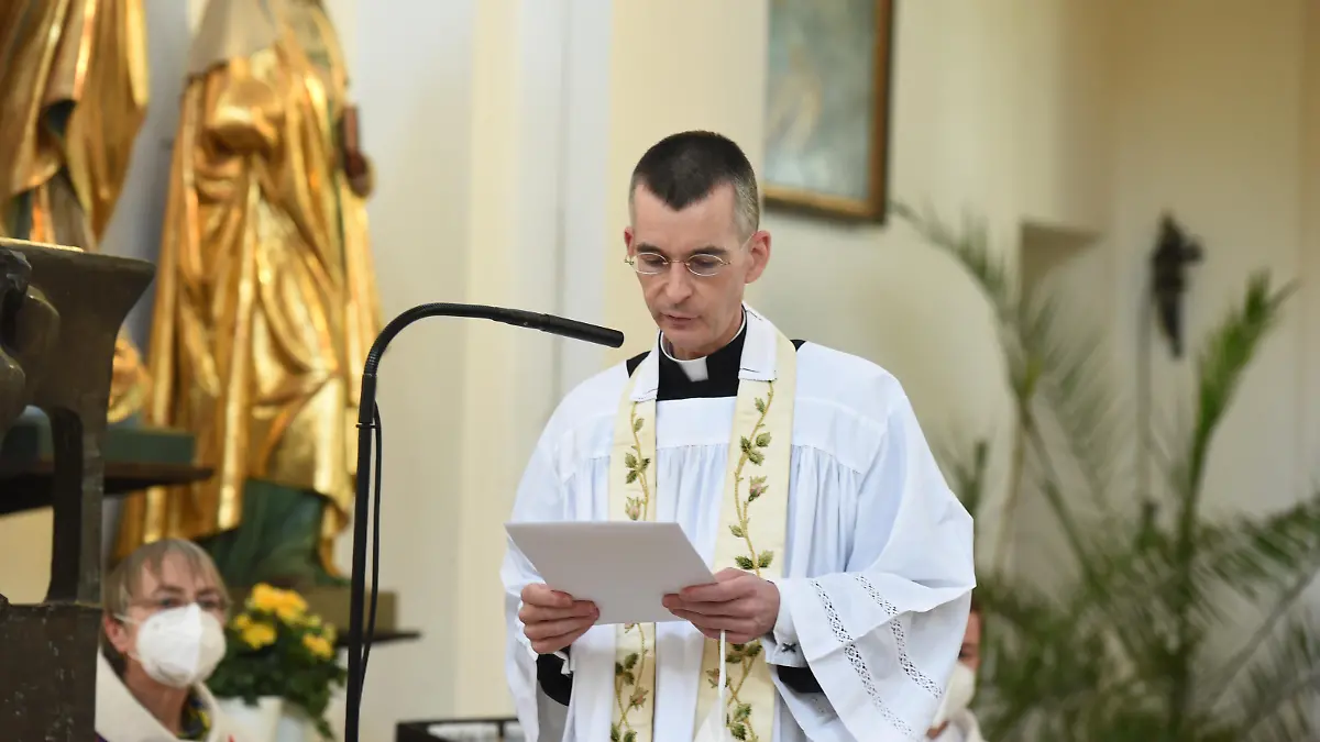 Bei einem Katholischen Gottesdienst mit Segnung homosexueller Paare im Rahmen einer bundesweiten Aktion spricht der Pfarrvikar Wolfgang Rothe in der Kirche St.Benedikt. Unter dem Motto #liebegewinnt laden Pfarrer in ganz Deutschland um den 10. Mai herum zu Gottesdiensten ein, in denen homosexuelle Paare gesegnet werden können. Es ist eine Protestaktion gegen ein vor kurzem veröffentlichtes Schreiben, in dem der Vatikan diese Segnungen verbot.