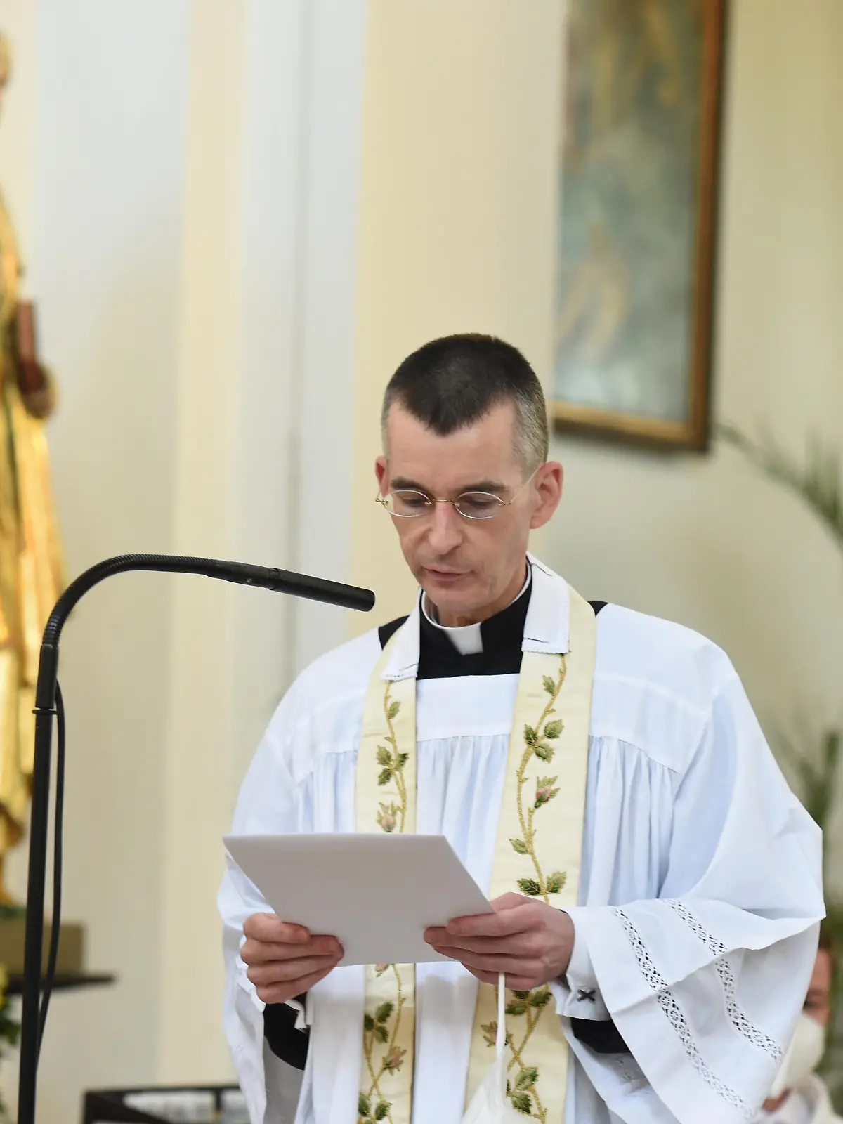 Bei einem Katholischen Gottesdienst mit Segnung homosexueller Paare im Rahmen einer bundesweiten Aktion spricht der Pfarrvikar Wolfgang Rothe in der Kirche St.Benedikt. Unter dem Motto #liebegewinnt laden Pfarrer in ganz Deutschland um den 10. Mai herum zu Gottesdiensten ein, in denen homosexuelle Paare gesegnet werden können. Es ist eine Protestaktion gegen ein vor kurzem veröffentlichtes Schreiben, in dem der Vatikan diese Segnungen verbot.