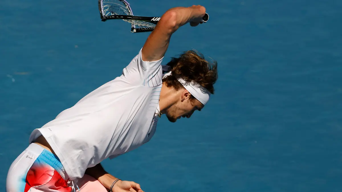 23.01.2022, Australien, Melbourne: Tennis: Grand Slam - Australian Open; Einzel; Herren, Achtelfinale; Zverev (Deutschland) - Shapovalov (Kanada): Alexander Zverev schlägt frustriert seinen Schläger kaputt. Foto: Tertius Pickard/AP/dpa +++ dpa-Bildfunk +++