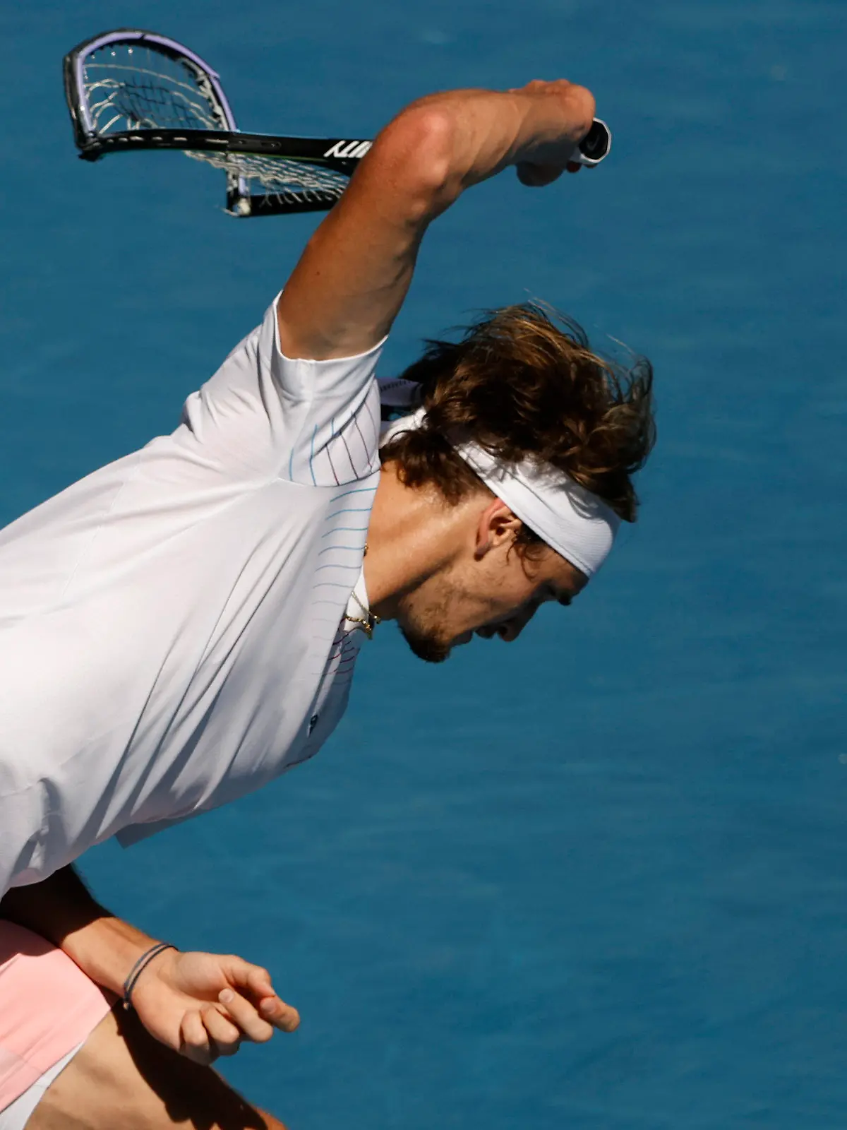 23.01.2022, Australien, Melbourne: Tennis: Grand Slam - Australian Open; Einzel; Herren, Achtelfinale; Zverev (Deutschland) - Shapovalov (Kanada): Alexander Zverev schlägt frustriert seinen Schläger kaputt. Foto: Tertius Pickard/AP/dpa +++ dpa-Bildfunk +++