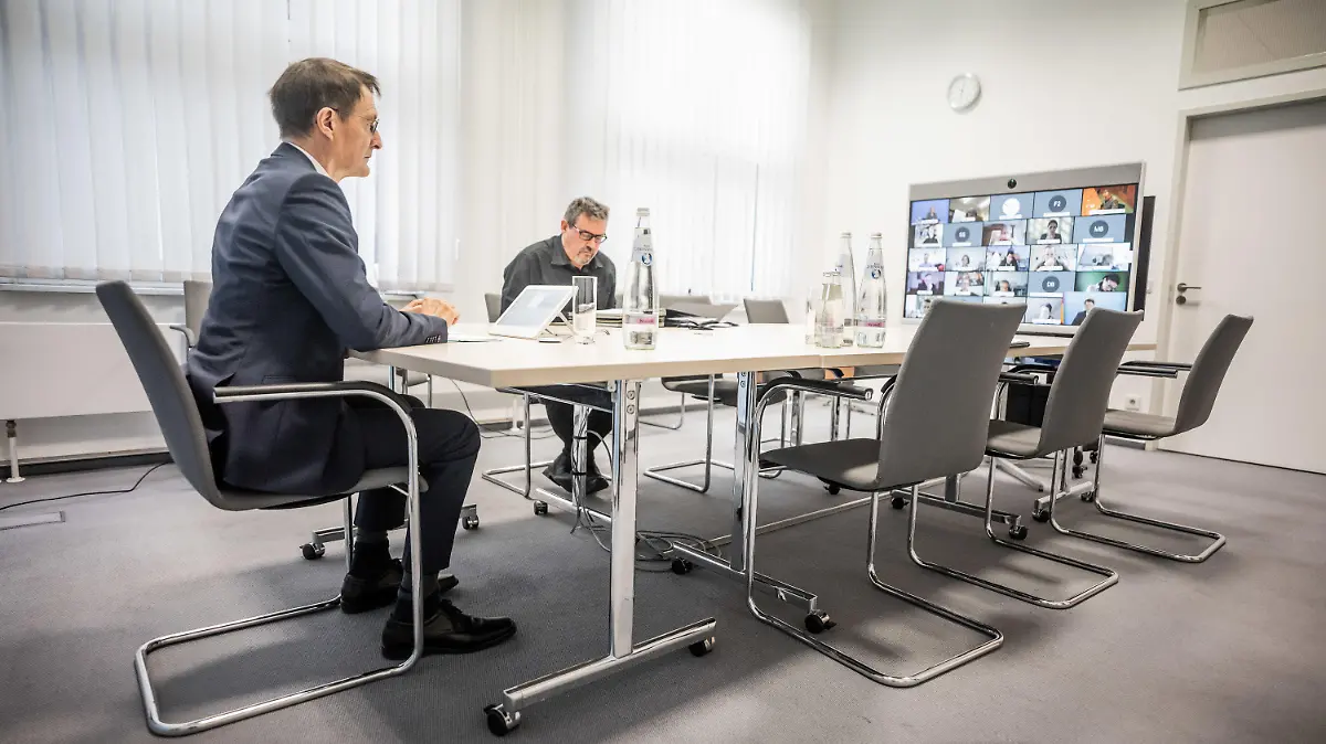 04.01.2022, Berlin: Karl Lauterbach (SPD - l), Bundesminister für Gesundheit, nimmt zusammen mit einem Mitarbeiter an der Videokonferenz des Expertenrat der Bundesregierung zur Corona Pandemie teil. Foto: Michael Kappeler/dpa +++ dpa-Bildfunk +++