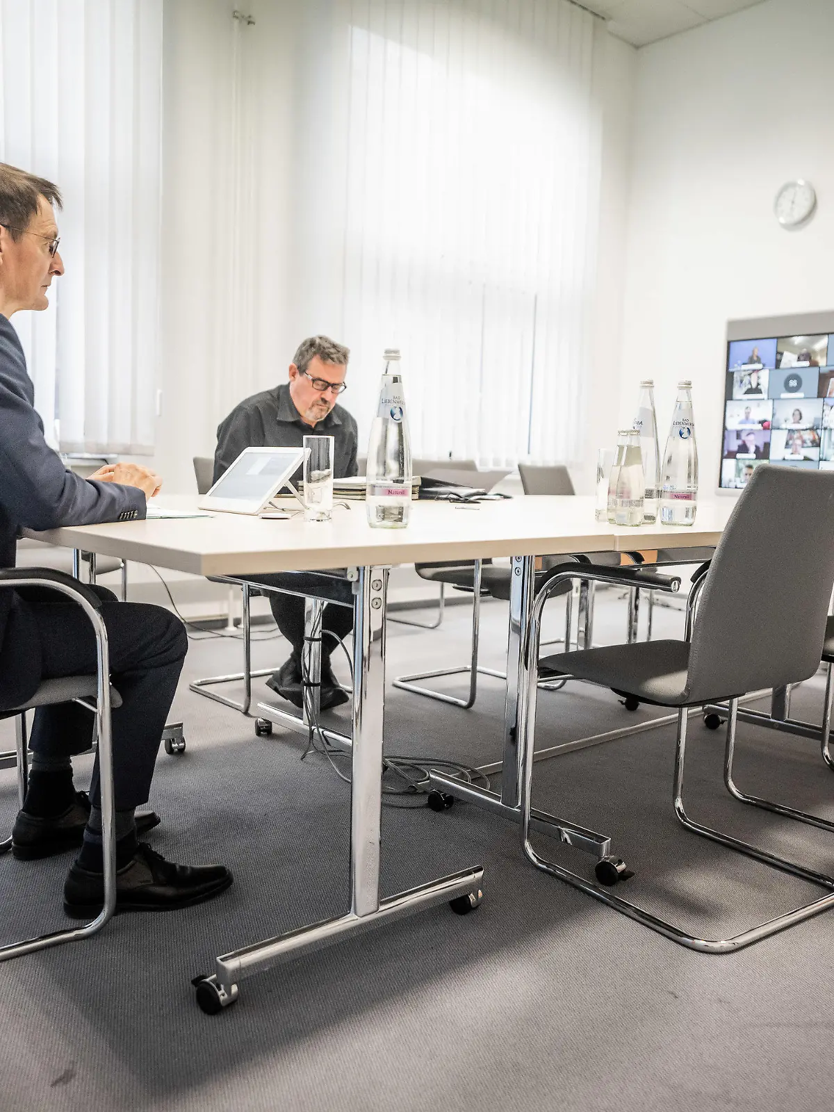 04.01.2022, Berlin: Karl Lauterbach (SPD - l), Bundesminister für Gesundheit, nimmt zusammen mit einem Mitarbeiter an der Videokonferenz des Expertenrat der Bundesregierung zur Corona Pandemie teil. Foto: Michael Kappeler/dpa +++ dpa-Bildfunk +++