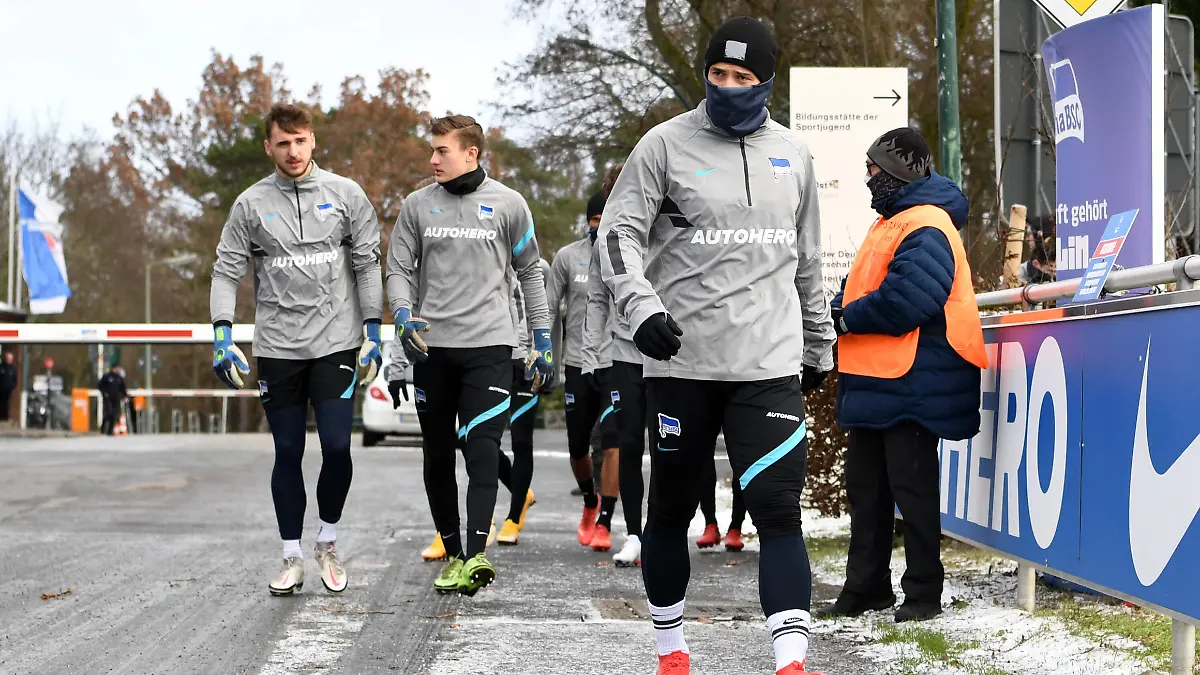Fussball, Herren, Saison 2021/2022, Hertha BSC, Training, v.l. Torhüter Marcel Lotka Hertha BSC, Torhüter Robert Kwasigroch U19, Hertha BSC, Marvin Plattenhardt Hertha BSC, 20.01. 2022, Copyright: xSebastianxRäppold/MatthiasxKochx