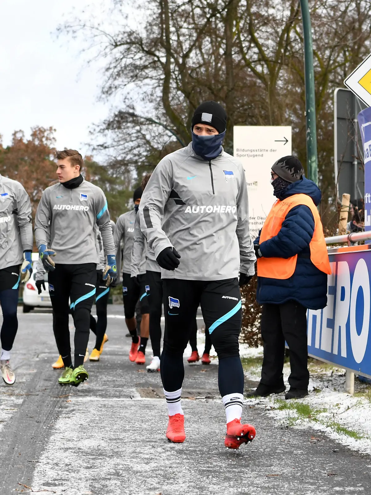  Fussball, Herren, Saison 2021/2022, Hertha BSC, Training, v.l. Torhüter Marcel Lotka Hertha BSC, Torhüter Robert Kwasigroch U19, Hertha BSC, Marvin Plattenhardt Hertha BSC, 20.01. 2022, Copyright: xSebastianxRäppold/MatthiasxKochx