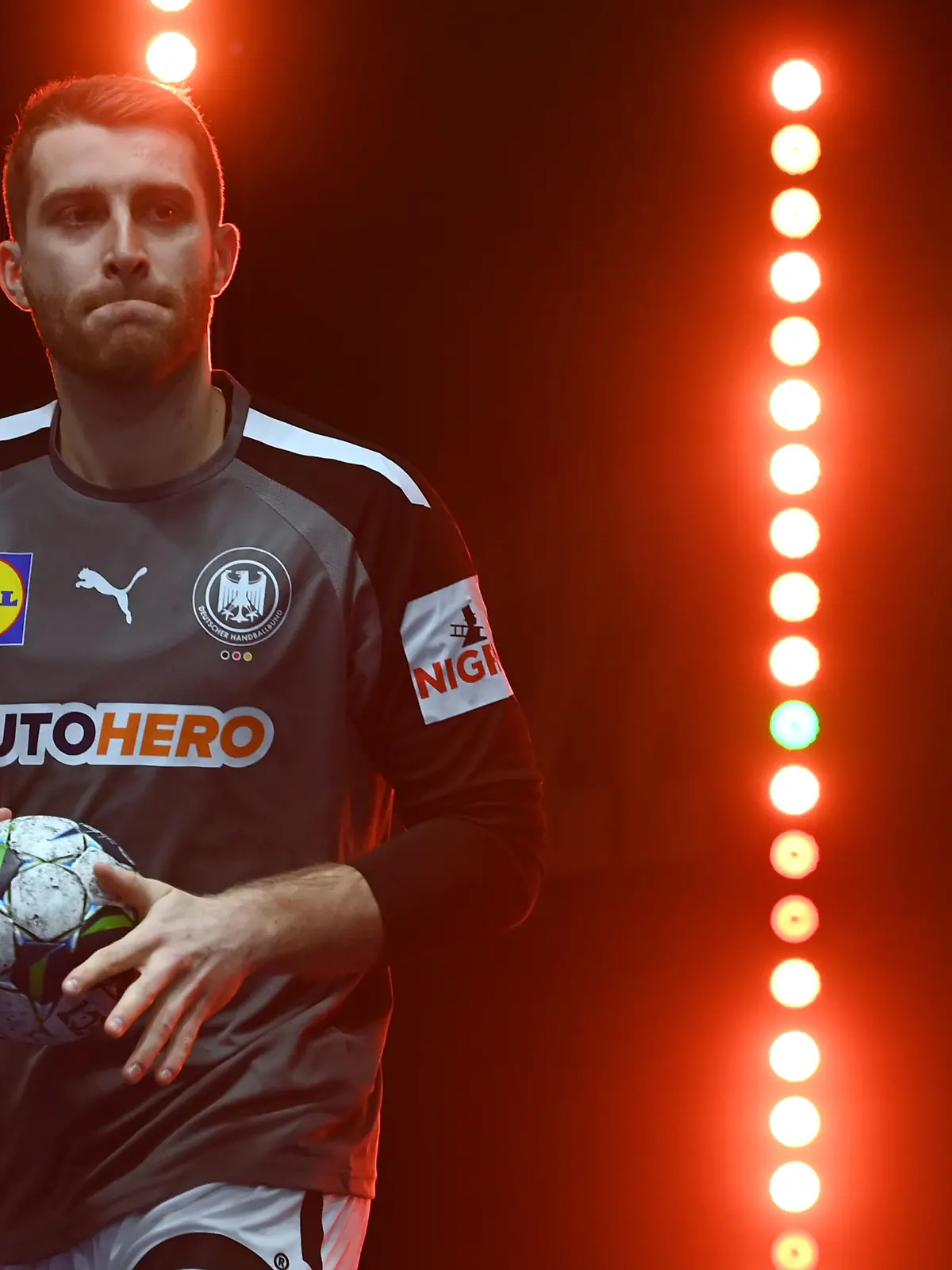 16.01.2022, Slowakei, Bratislava: Handball, Europameisterschaft, Vorrunde, Gruppe D, 2. Spieltag, Deutschland - Österreich: Deutschlands Lukas Mertens läuft in die Arena ein. Foto: Marijan Murat/dpa +++ dpa-Bildfunk +++