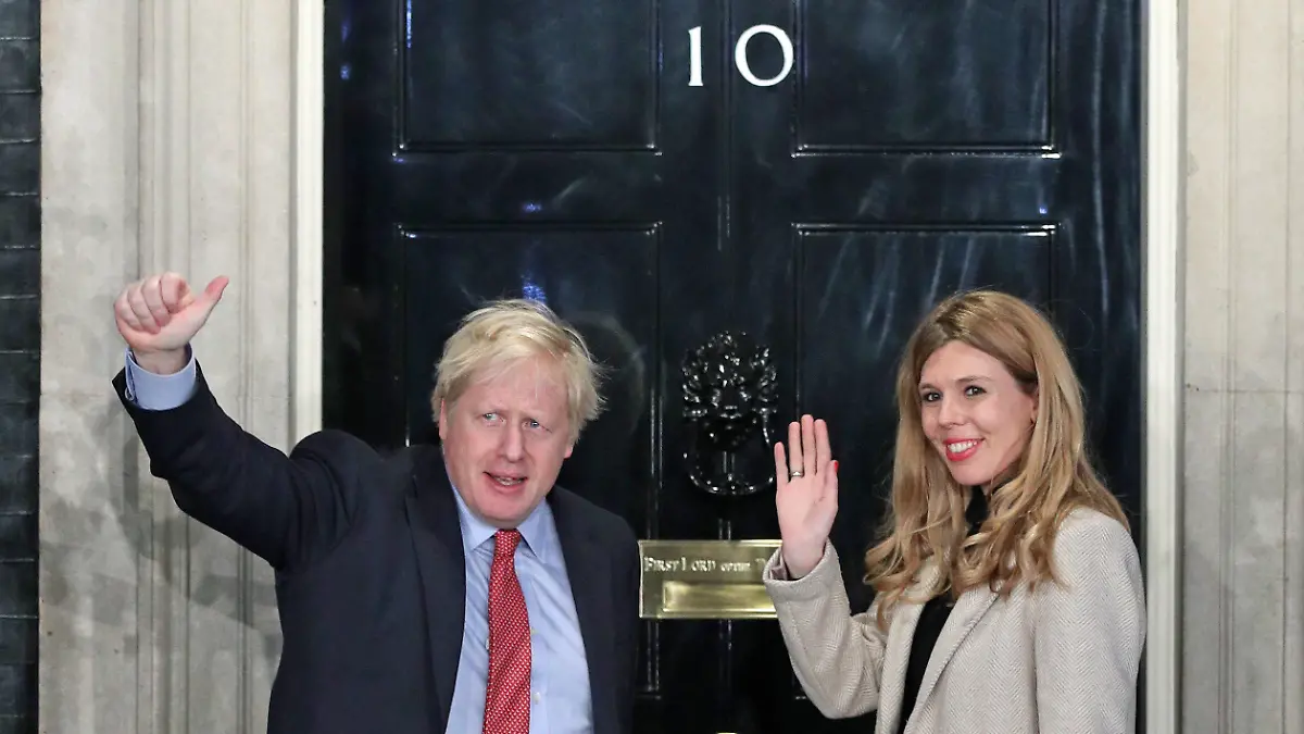 dpatopbilder - 13.12.2019, Großbritannien, London: Boris Johnson, Premierminister von Großbritannien, und seine Freundin Carrie Symonds kommen in der 10 Downing Street an. Die Konservativen von Premierminister Boris Johnson haben die Parlamentswahl in Großbritannien klar gewonnen. Foto: Yui Mok/PA Wire/dpa +++ dpa-Bildfunk +++