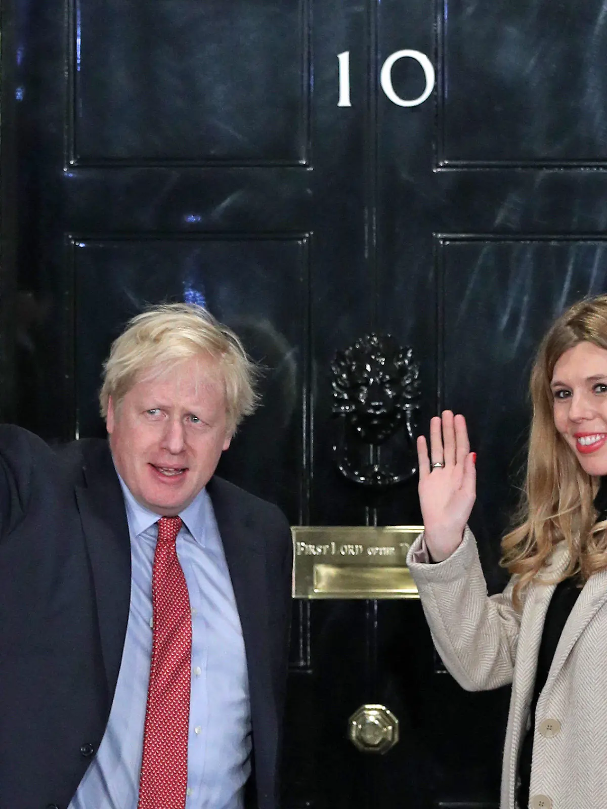 dpatopbilder - 13.12.2019, Großbritannien, London: Boris Johnson, Premierminister von Großbritannien, und seine Freundin Carrie Symonds kommen in der 10 Downing Street an. Die Konservativen von Premierminister Boris Johnson haben die Parlamentswahl in Großbritannien klar gewonnen. Foto: Yui Mok/PA Wire/dpa +++ dpa-Bildfunk +++
