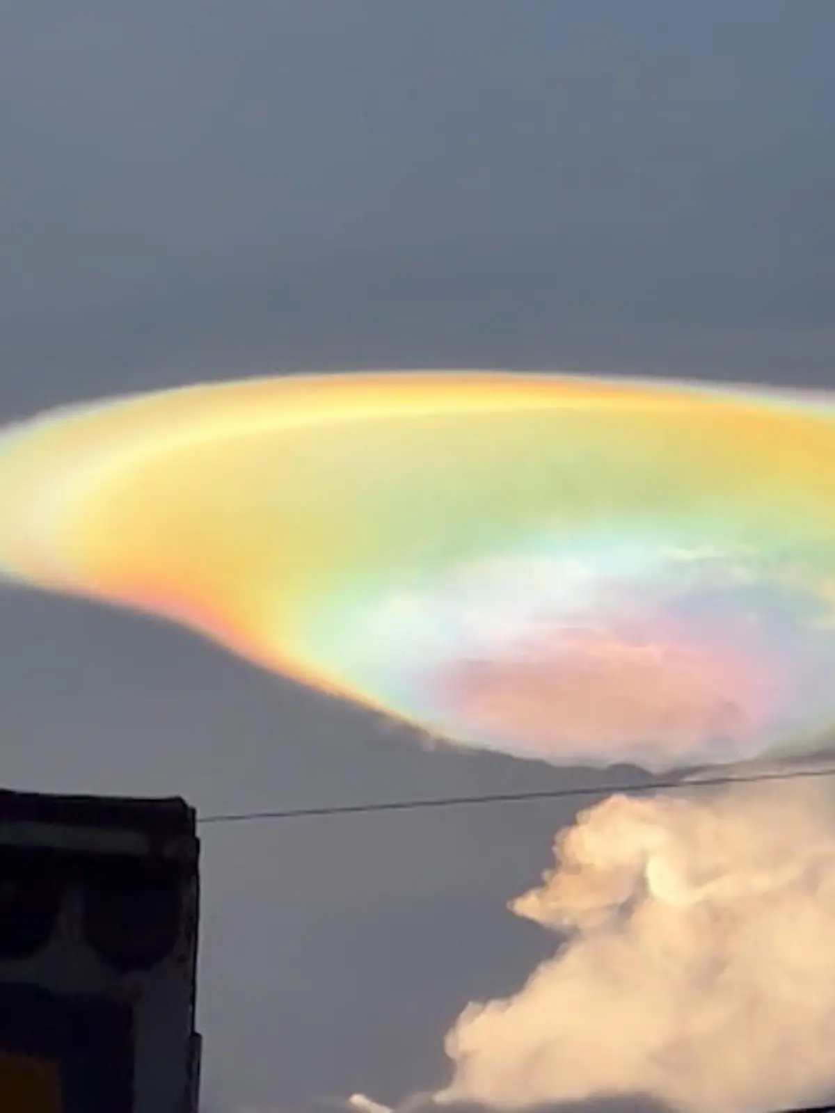 In Thailand wurde ein seltenes Naturspektakel beobachtet: Eine bunt schillernde Wolke entsteht am Himmel nach einem Regenschauer. Das Phänomen heißt Wolkenschillern und ähnelt einem Regenbogen.